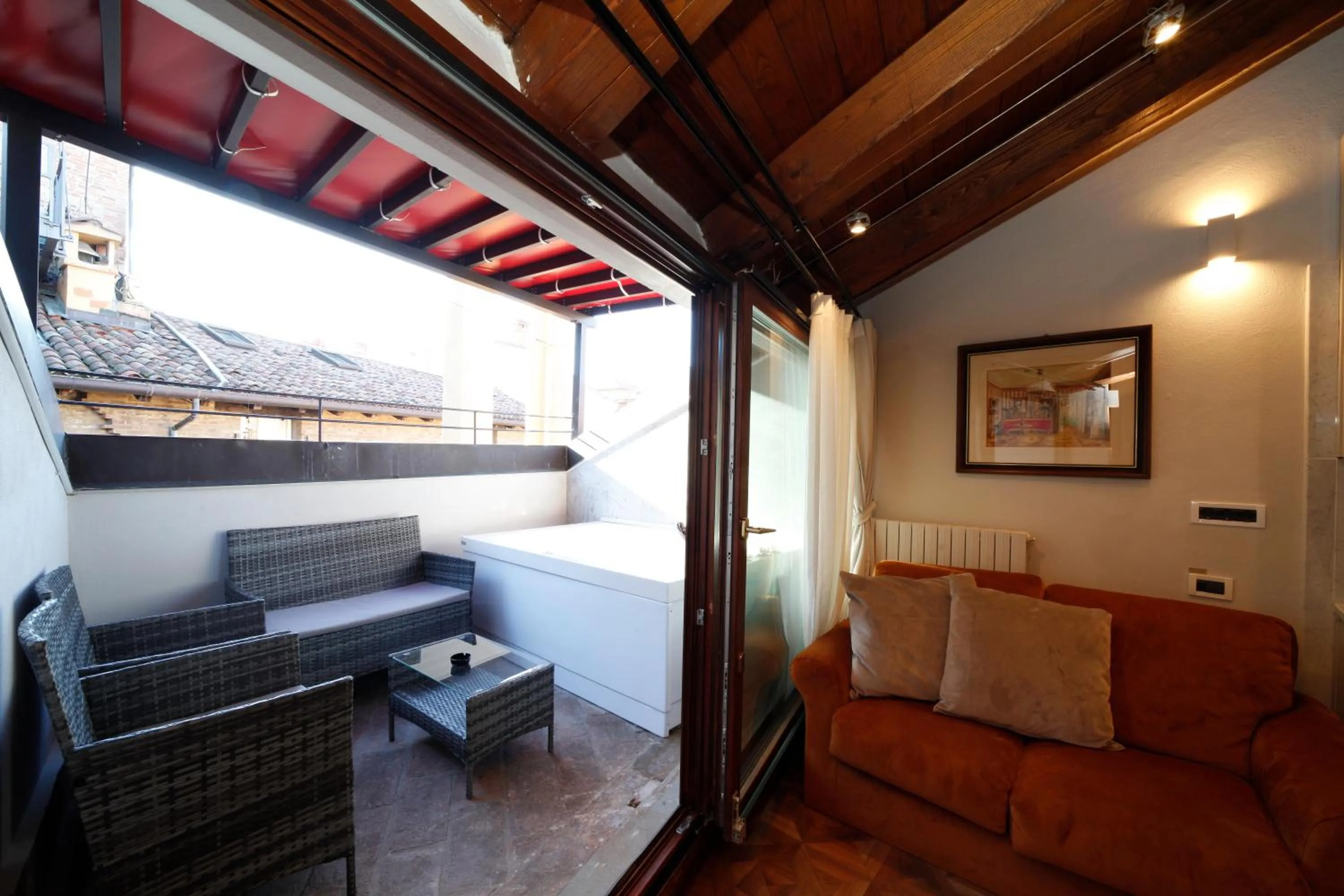 Hot Tub in BolognaRoomscom - Falegnami Boutique