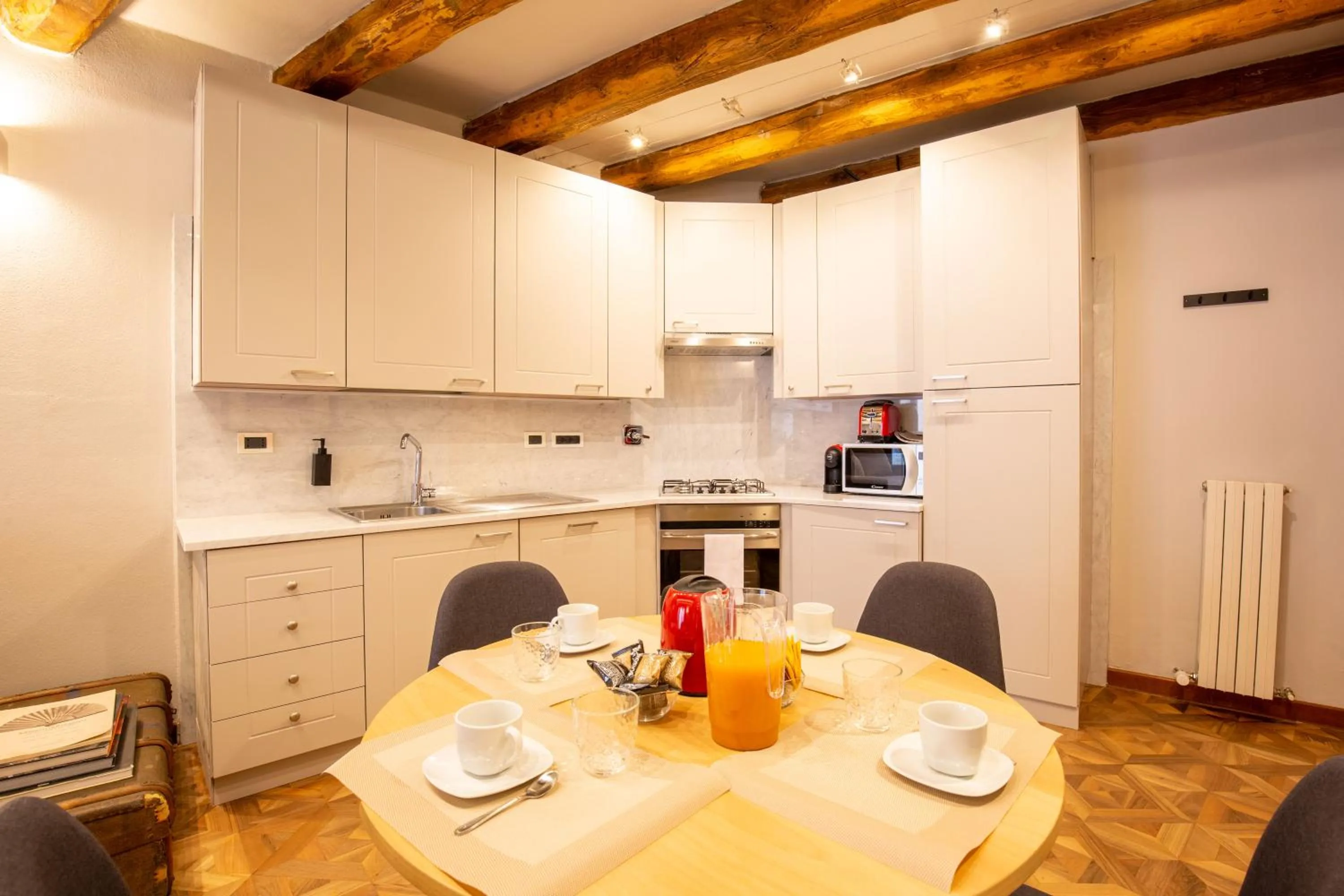 Kitchen or kitchenette in BolognaRoomscom - Falegnami Boutique