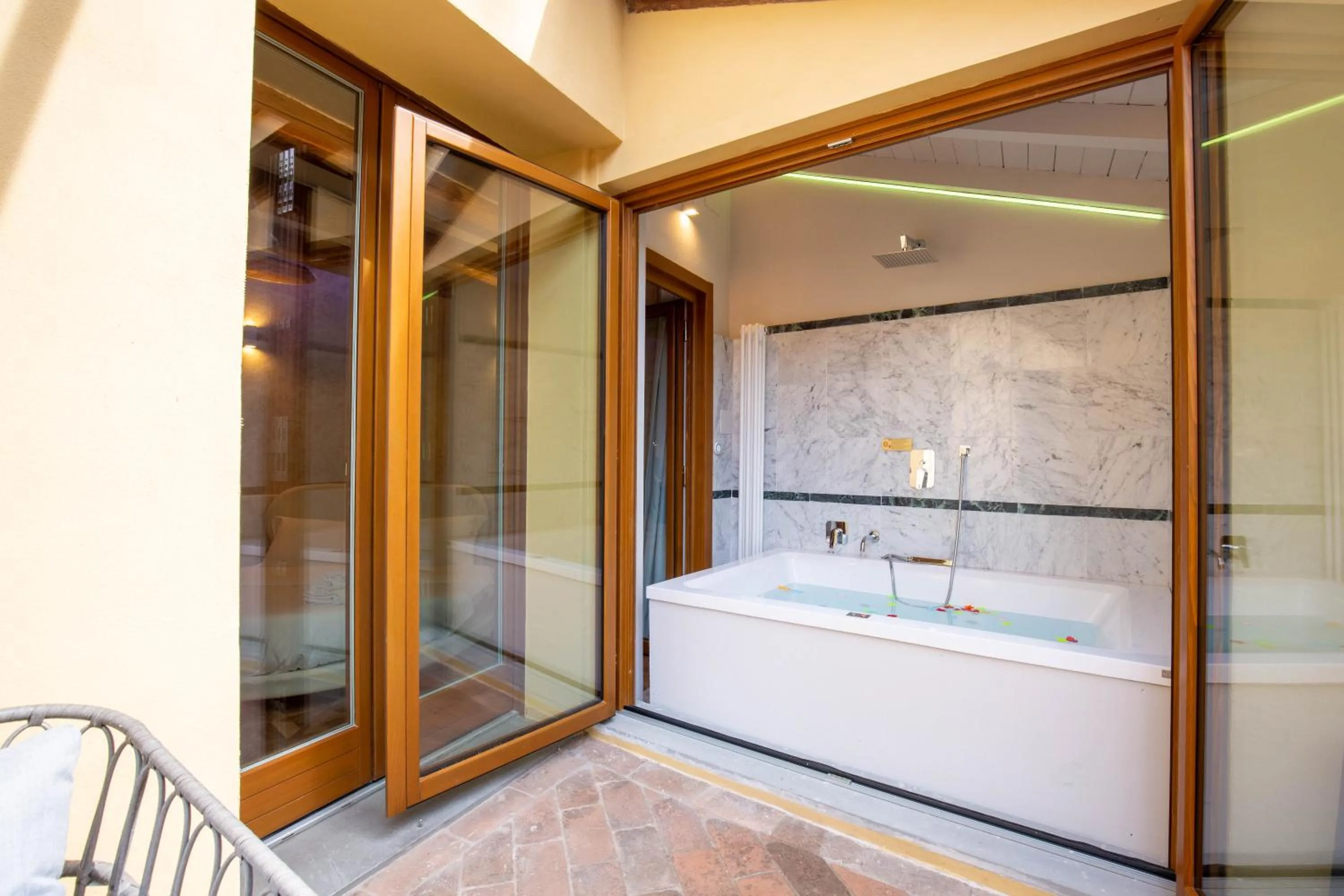 Hot Tub in BolognaRoomscom - Falegnami Boutique