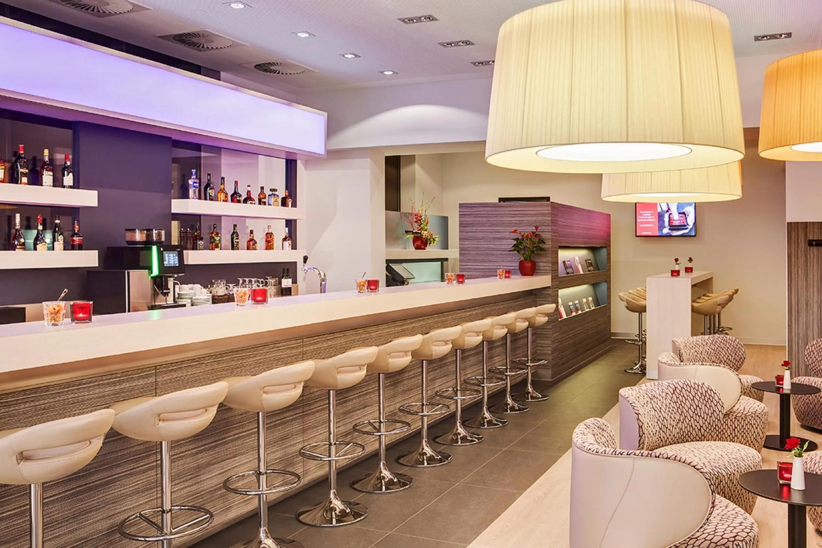 Lounge or bar in IntercityHotel Enschede