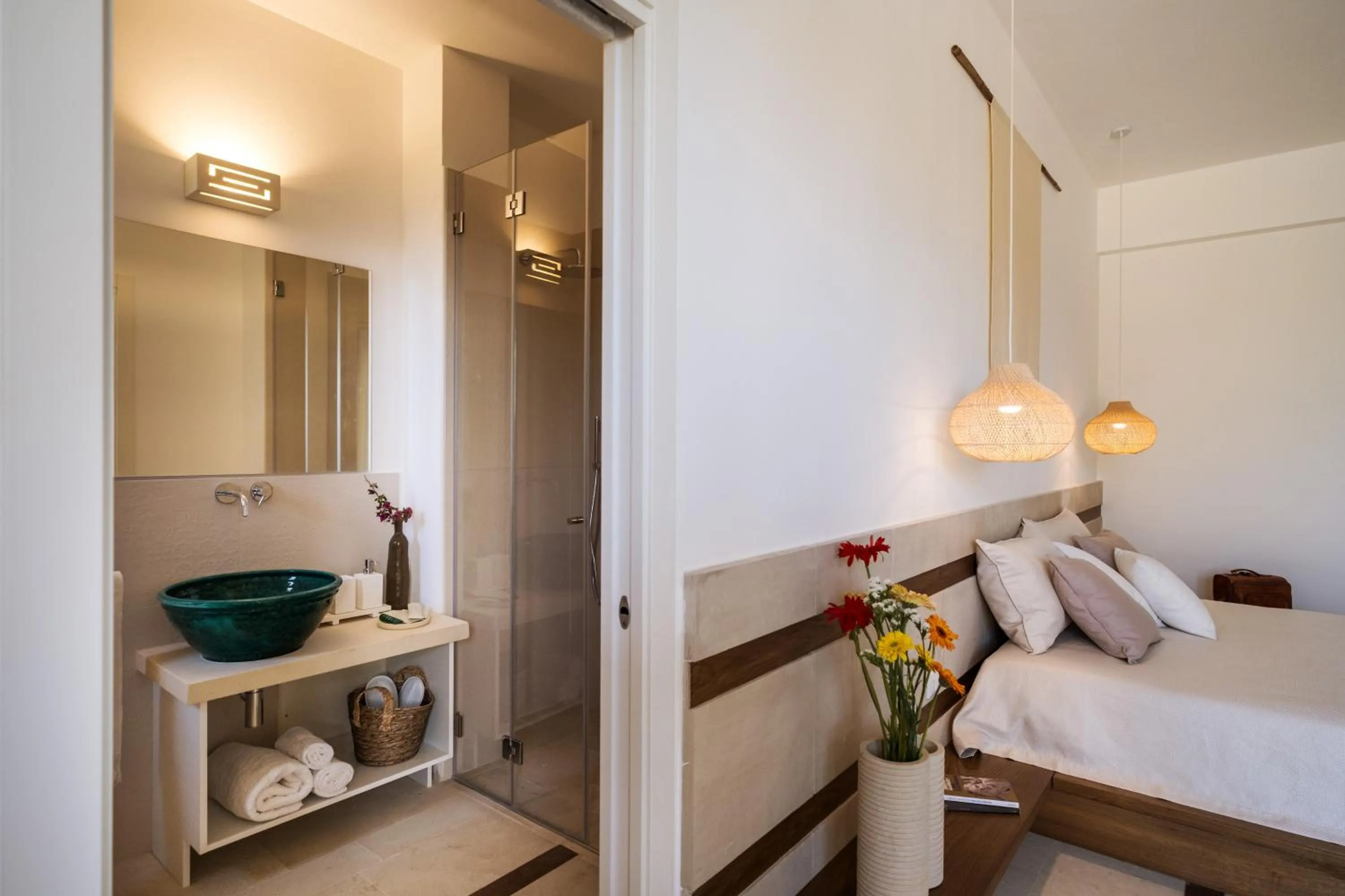 Shower, Bed in Secolario Masseria del Viverbene