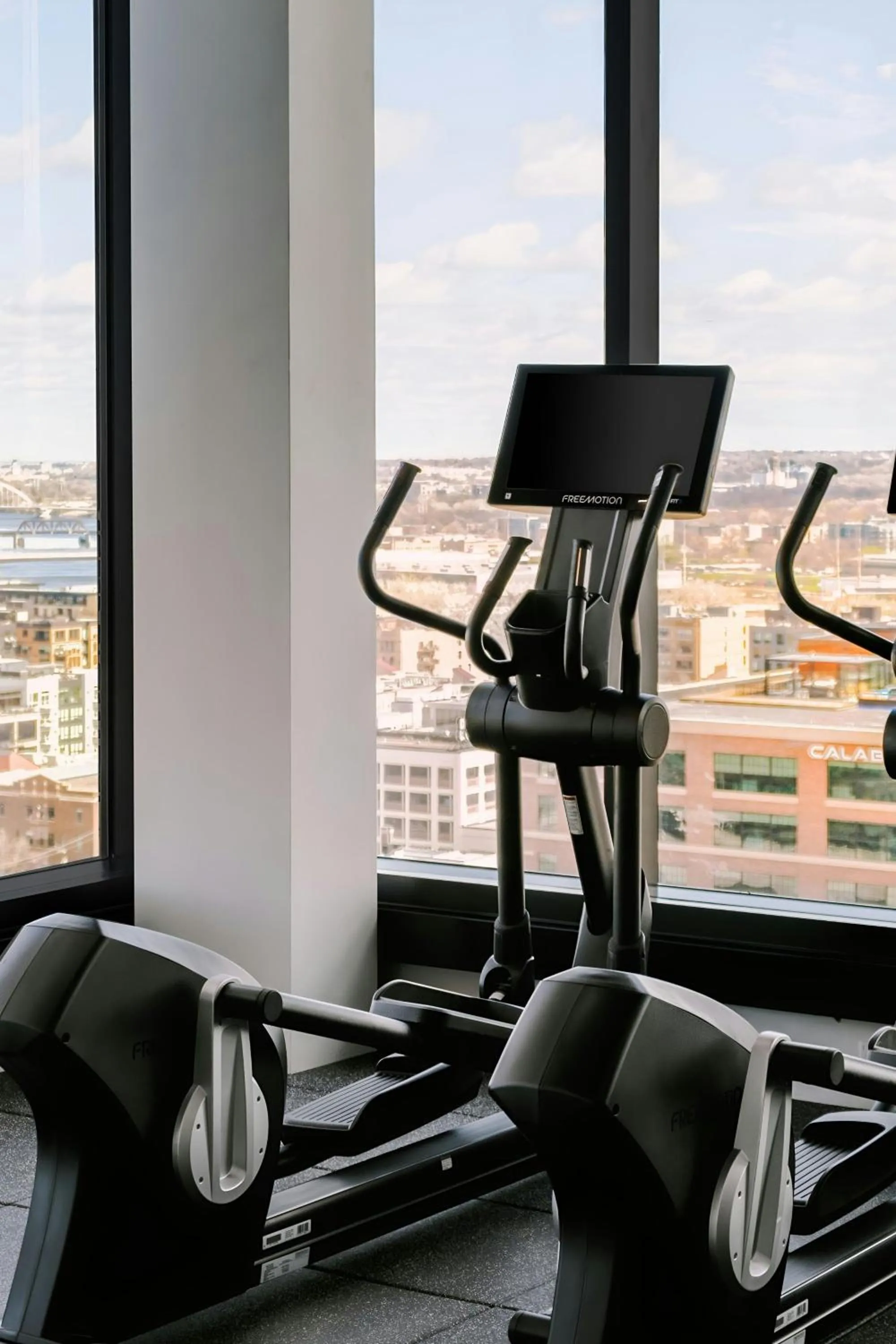 Fitness centre/facilities in Sonder by Marriott Bonvoy North Loop Green Apartments North Loop