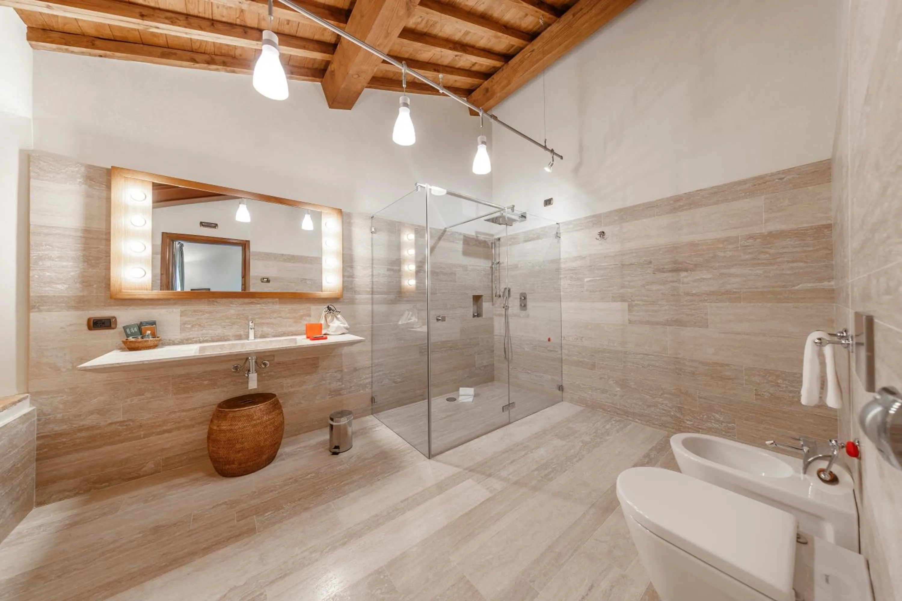 Shower in Wine Relais In Montecucco - ColleMassari Hospitality
