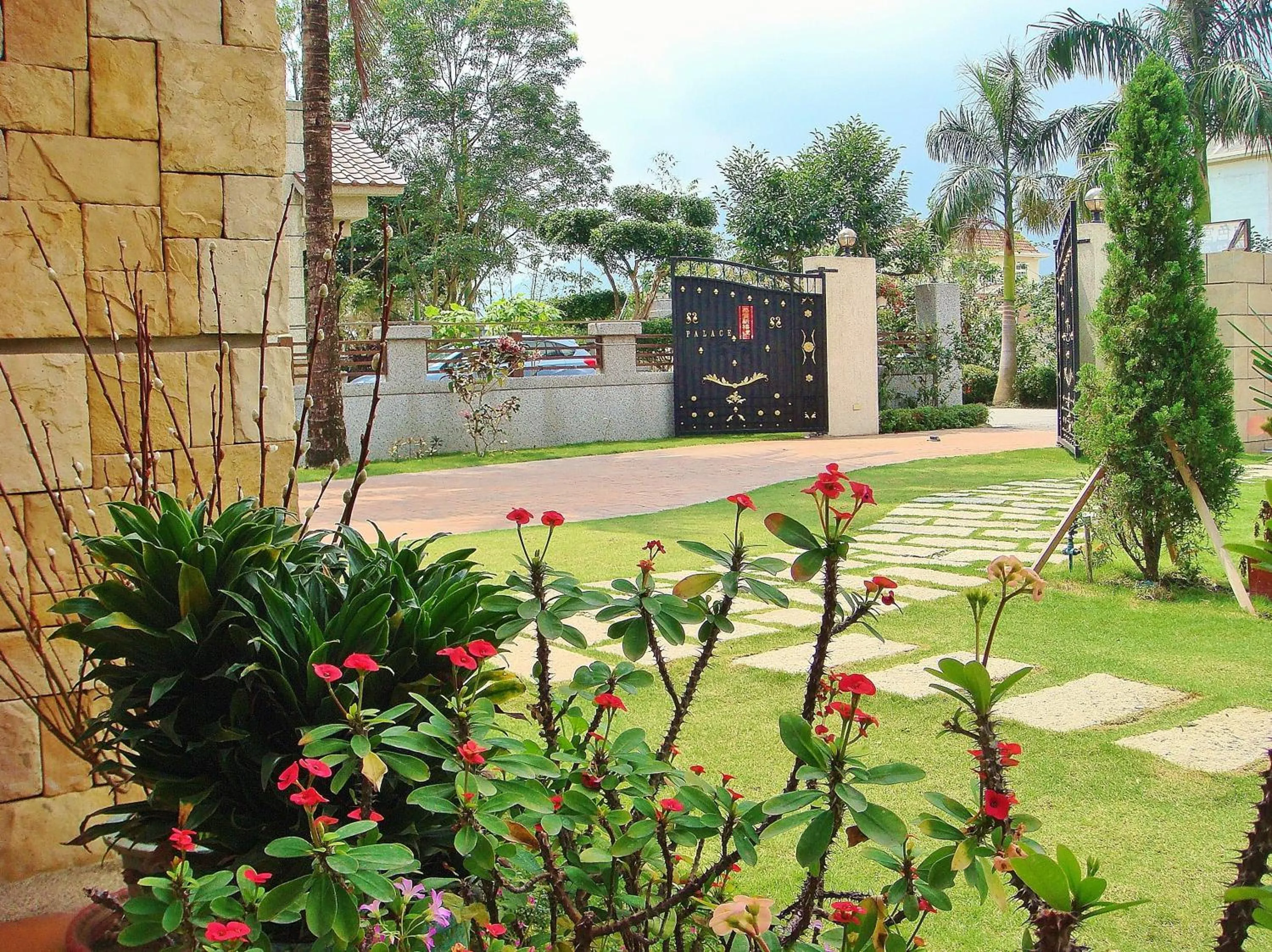 Facade/entrance in White Palace B&B