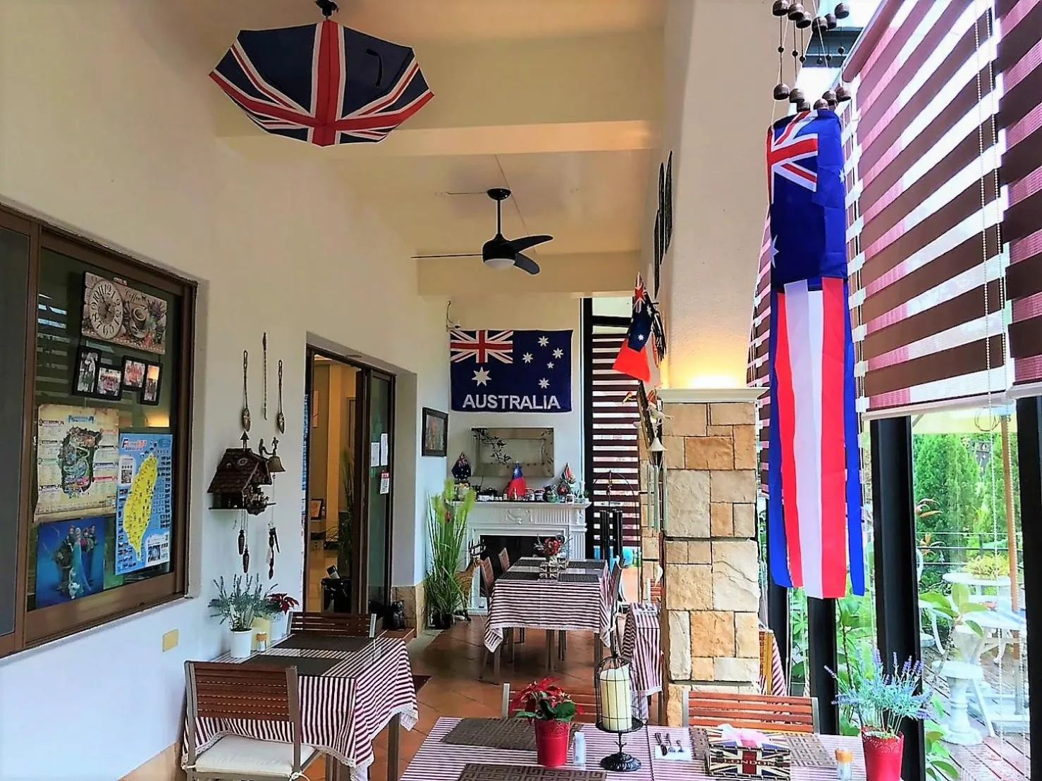 Library in White Palace B&B