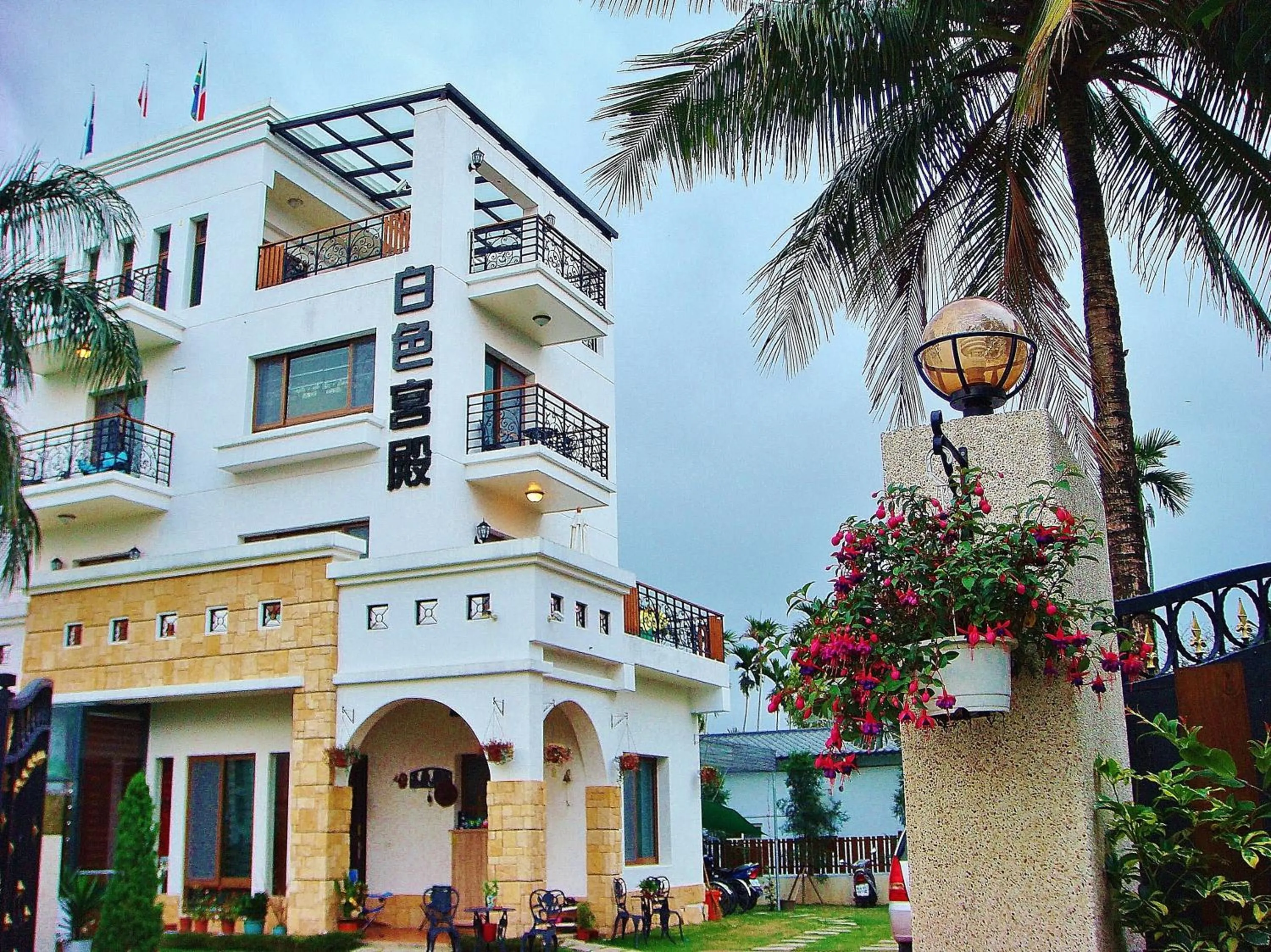 Facade/entrance in White Palace B&B