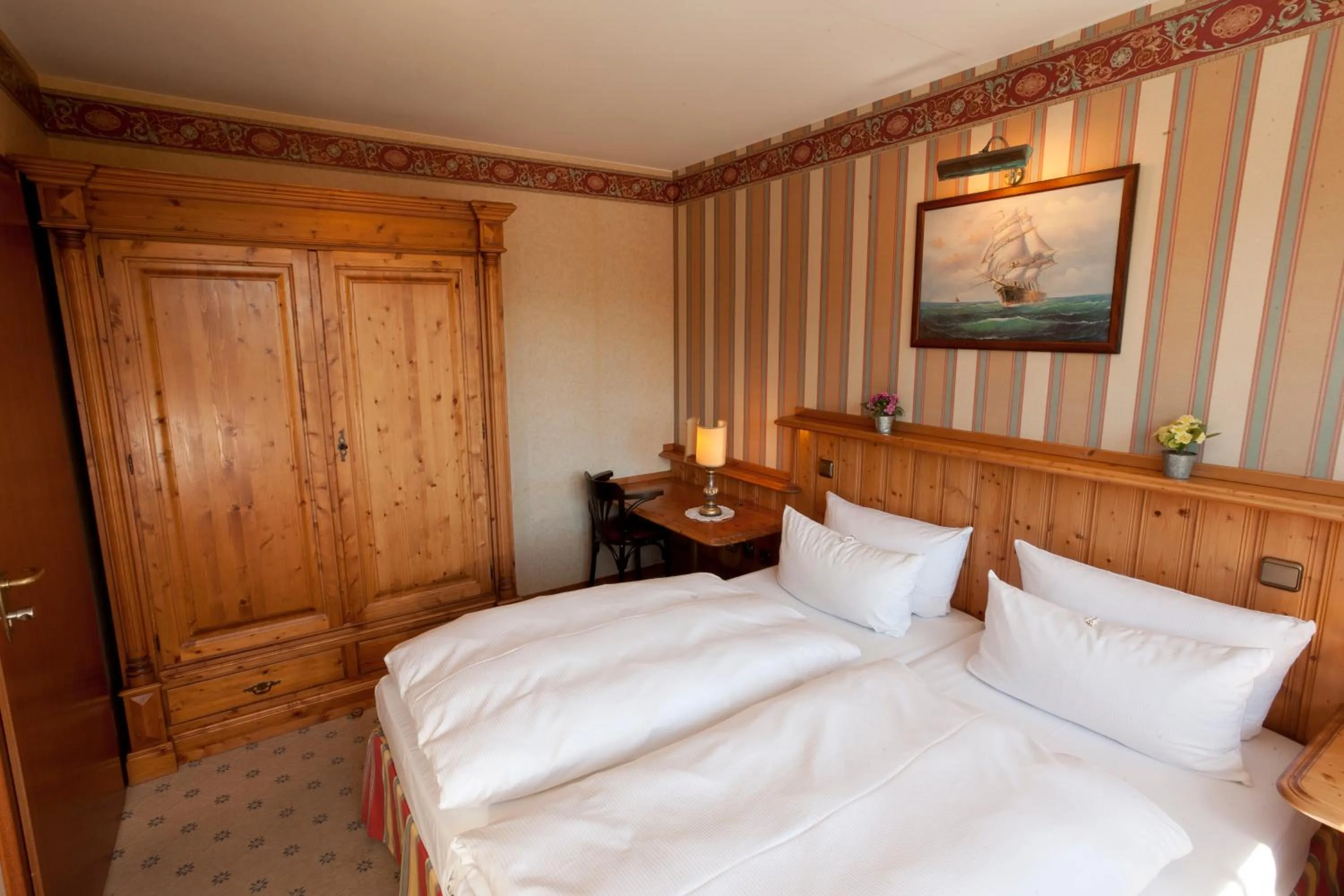 Bed in Moby Dick Hotel & Ferienwohnungen