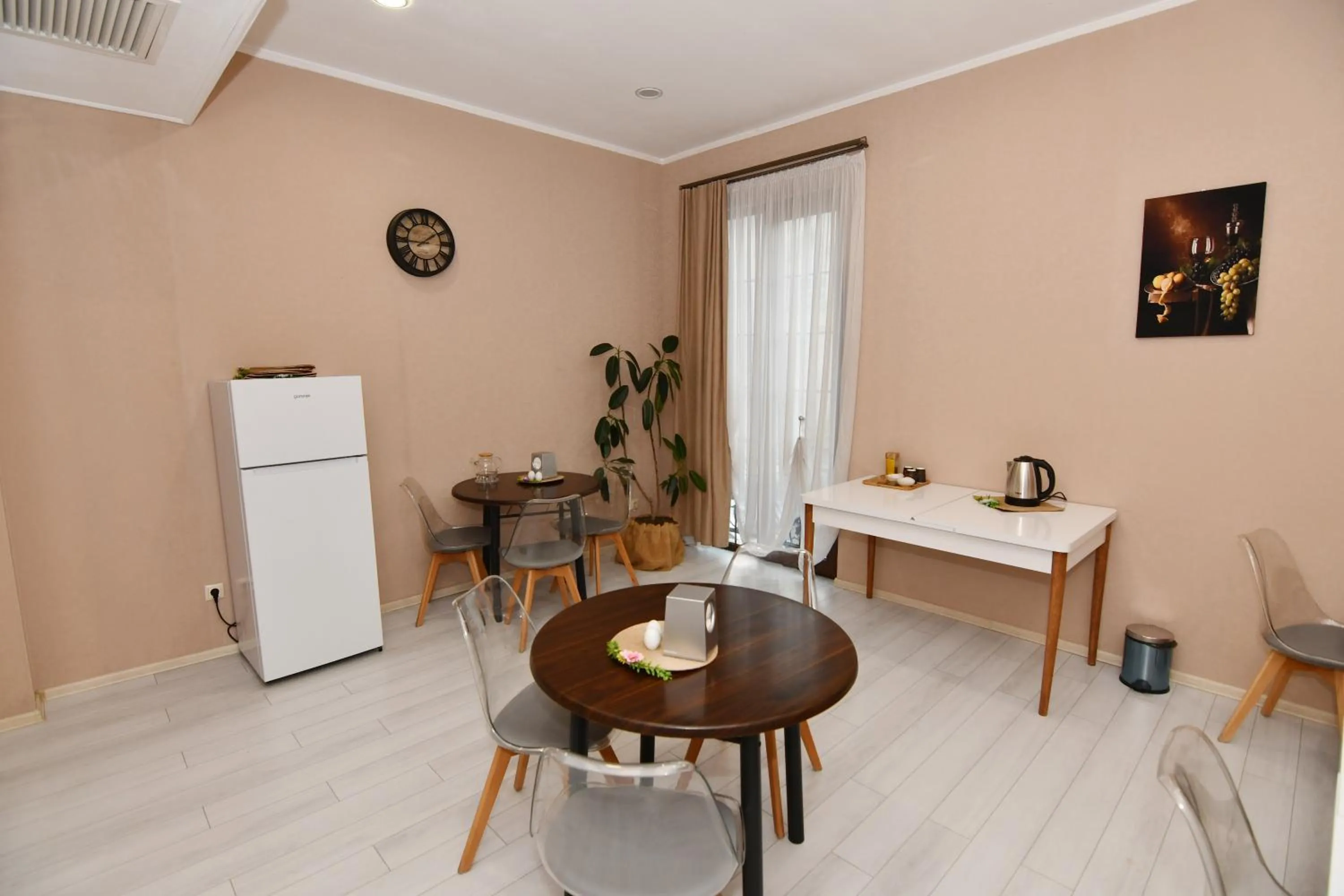 Restaurant/places to eat in Astoria Hotel