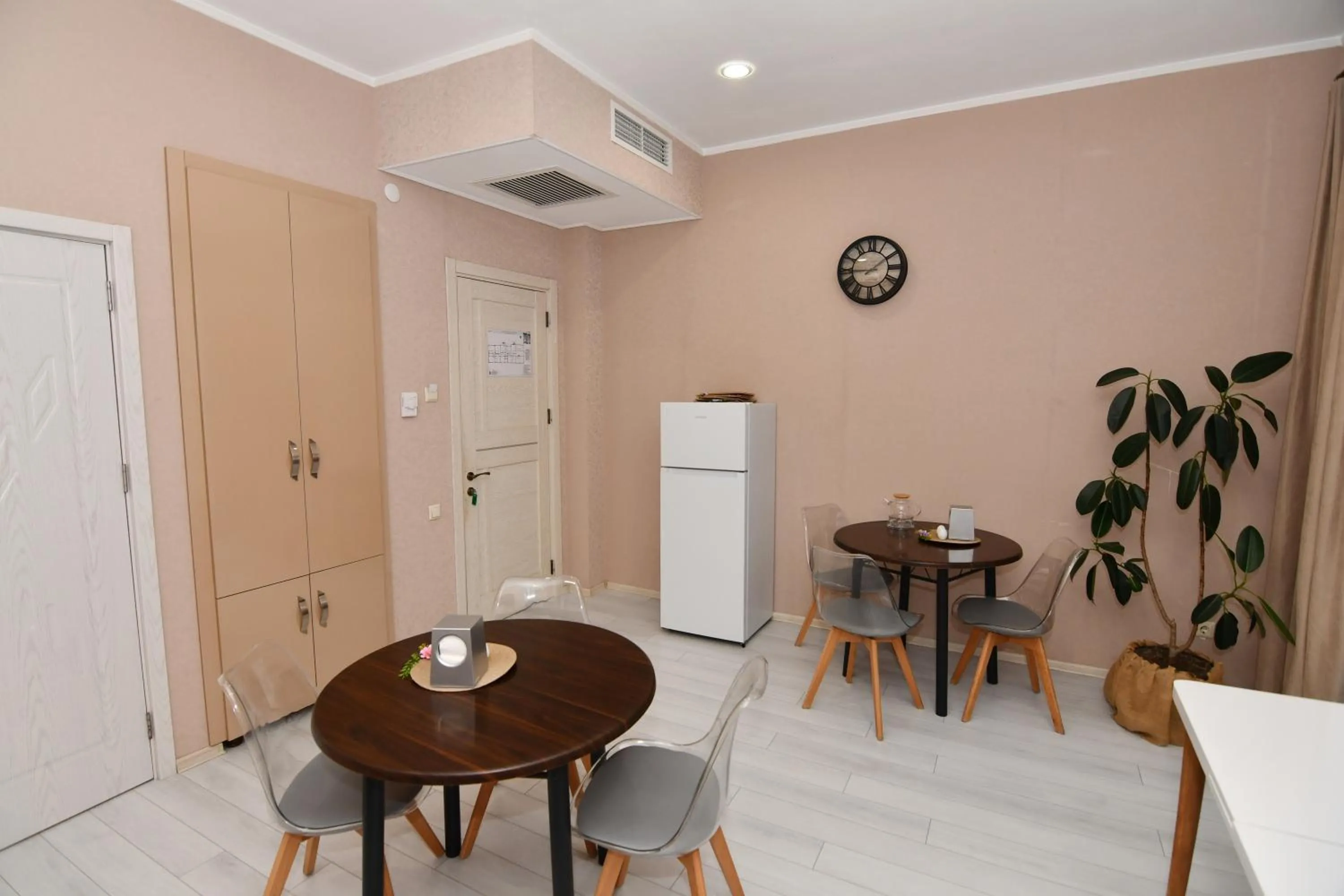 Restaurant/places to eat in Astoria Hotel