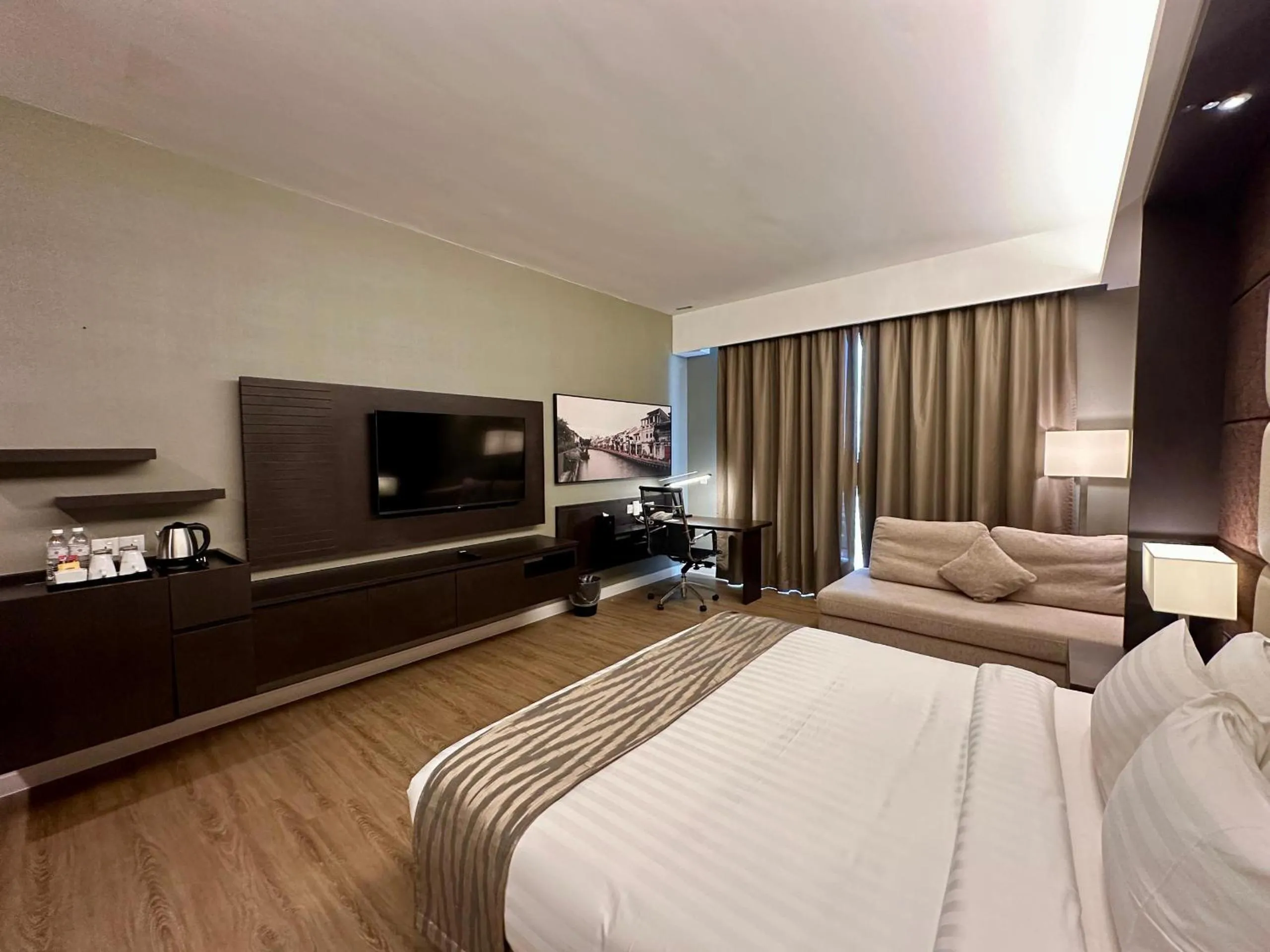 Communal lounge/ TV room, Bed in Swiss-Garden Hotel Melaka
