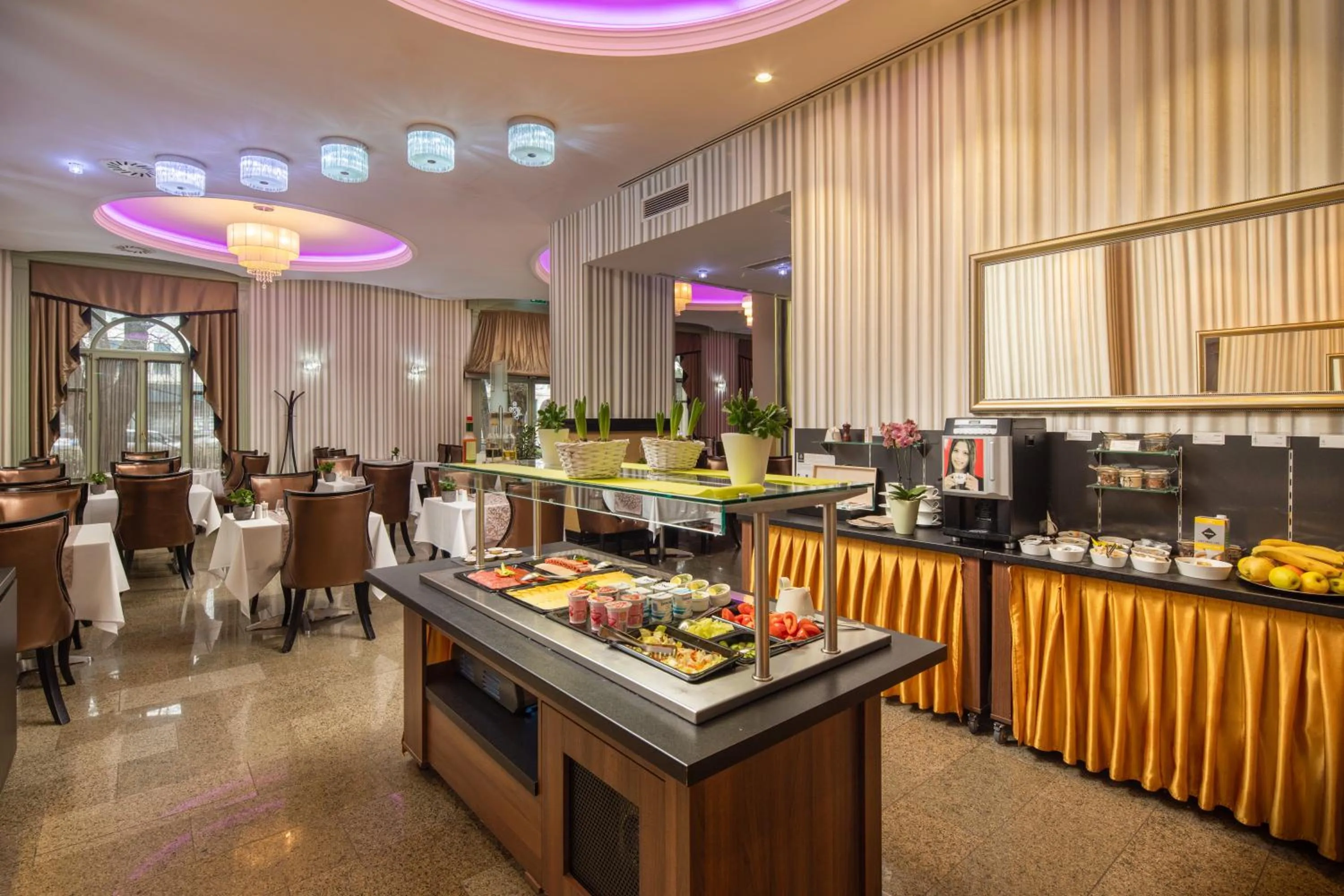 Restaurant/places to eat in Grand Hotel Glorius Makó