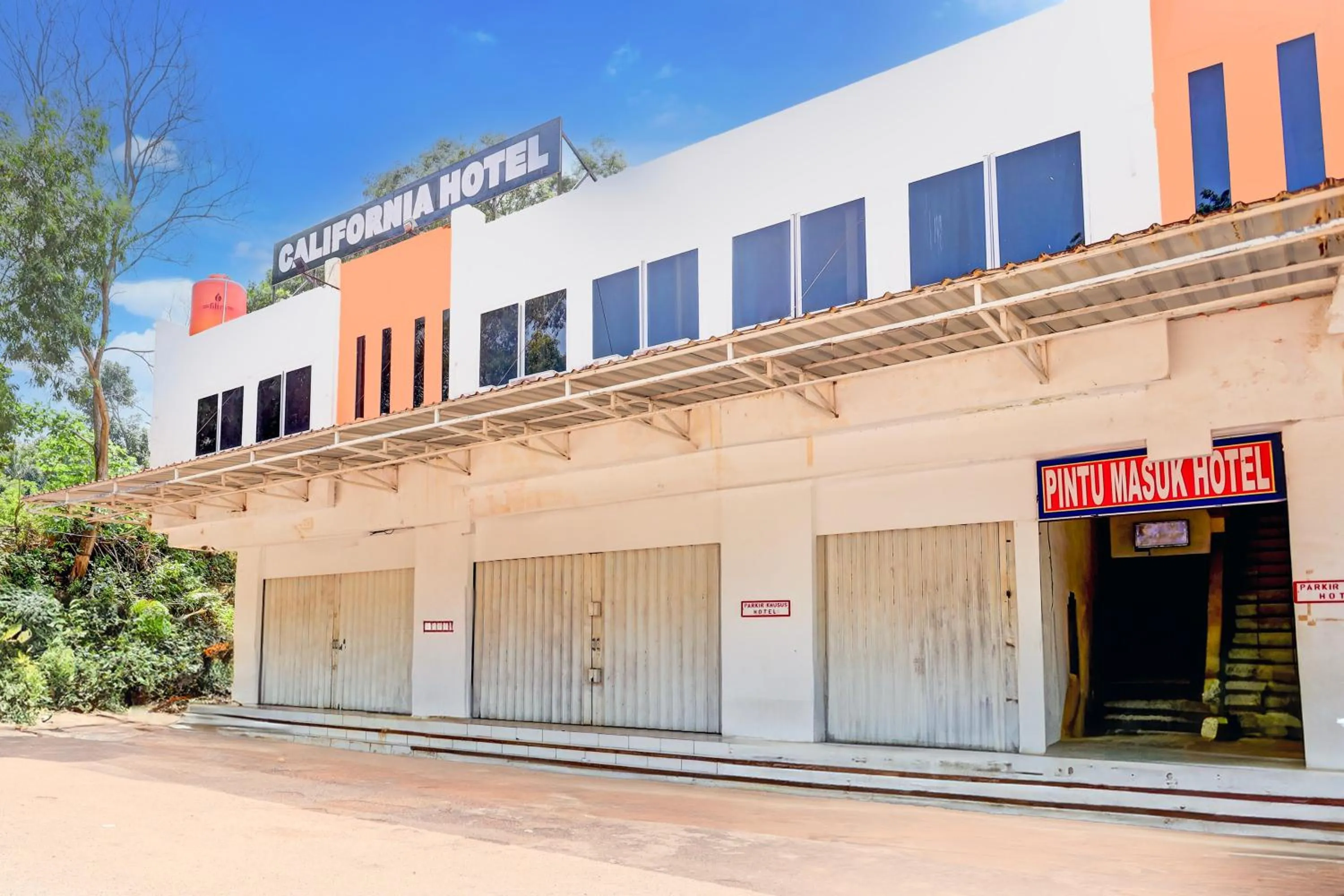 Facade/entrance in Hotel O California 2NearNagoya Hill Shopping Mall