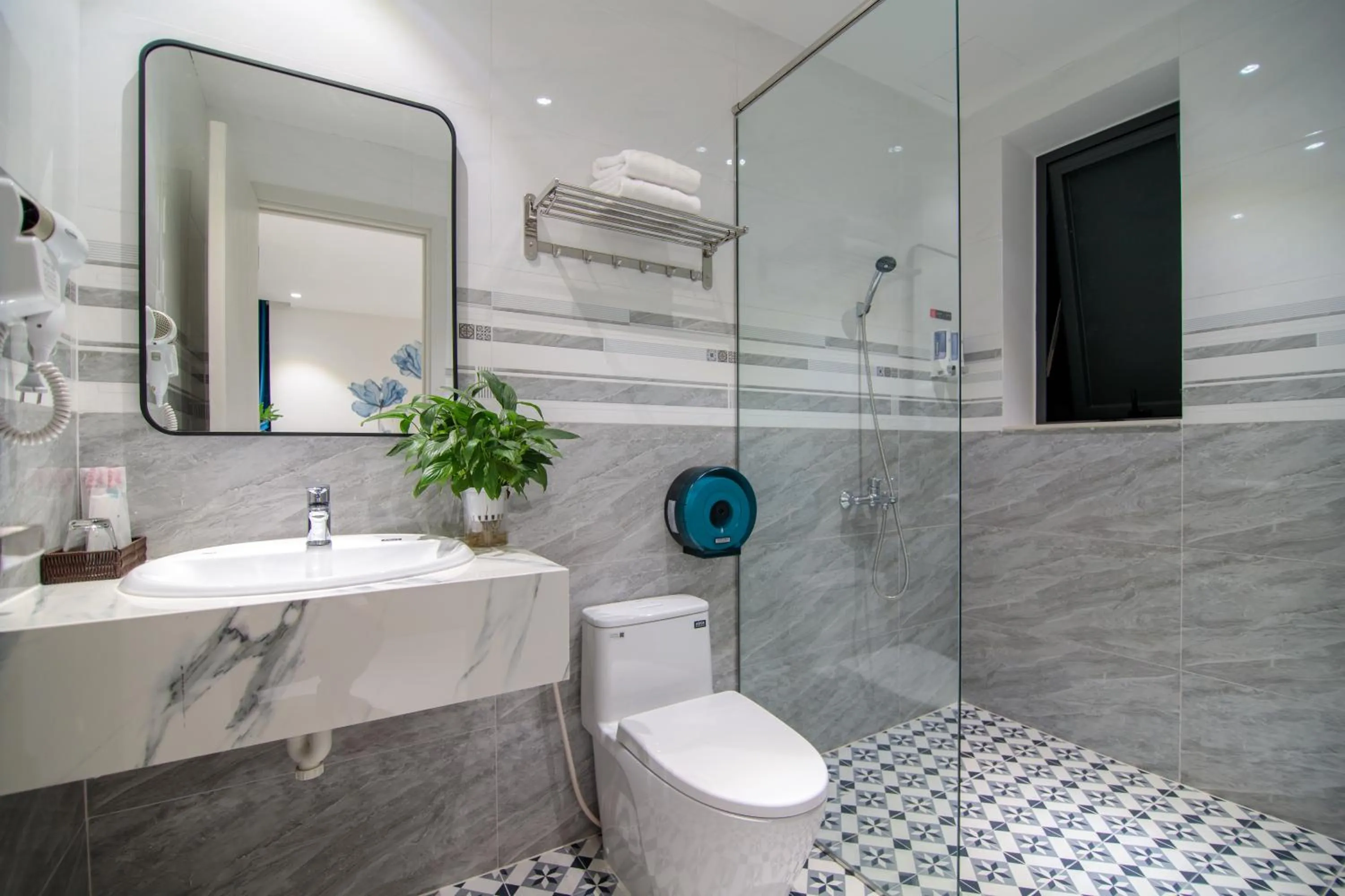 Shower in Bin Bin Hotel 11 Near Island Diamond