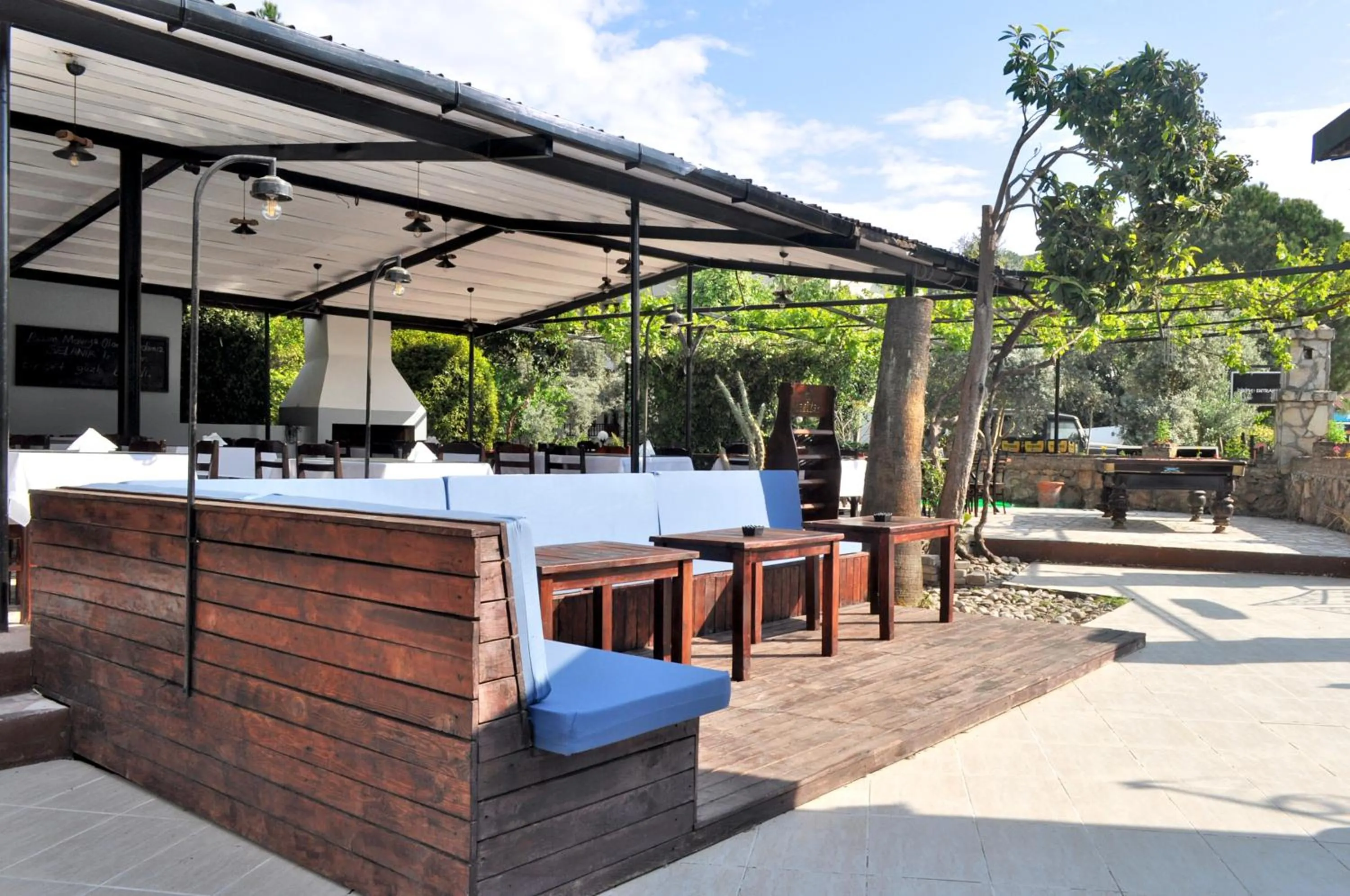 Restaurant/places to eat in Native Hotel