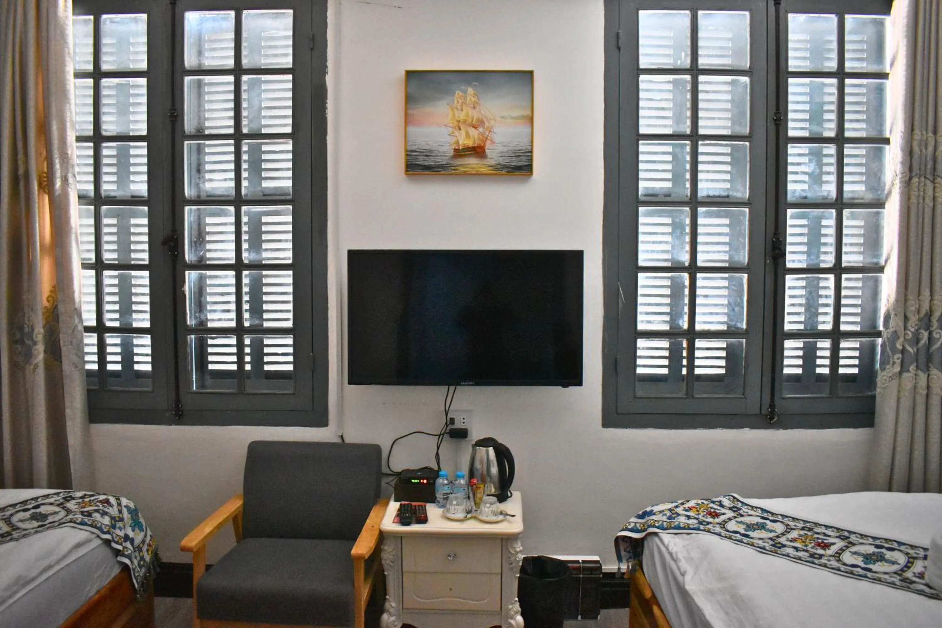 Bedroom, Bed in Monsane villa