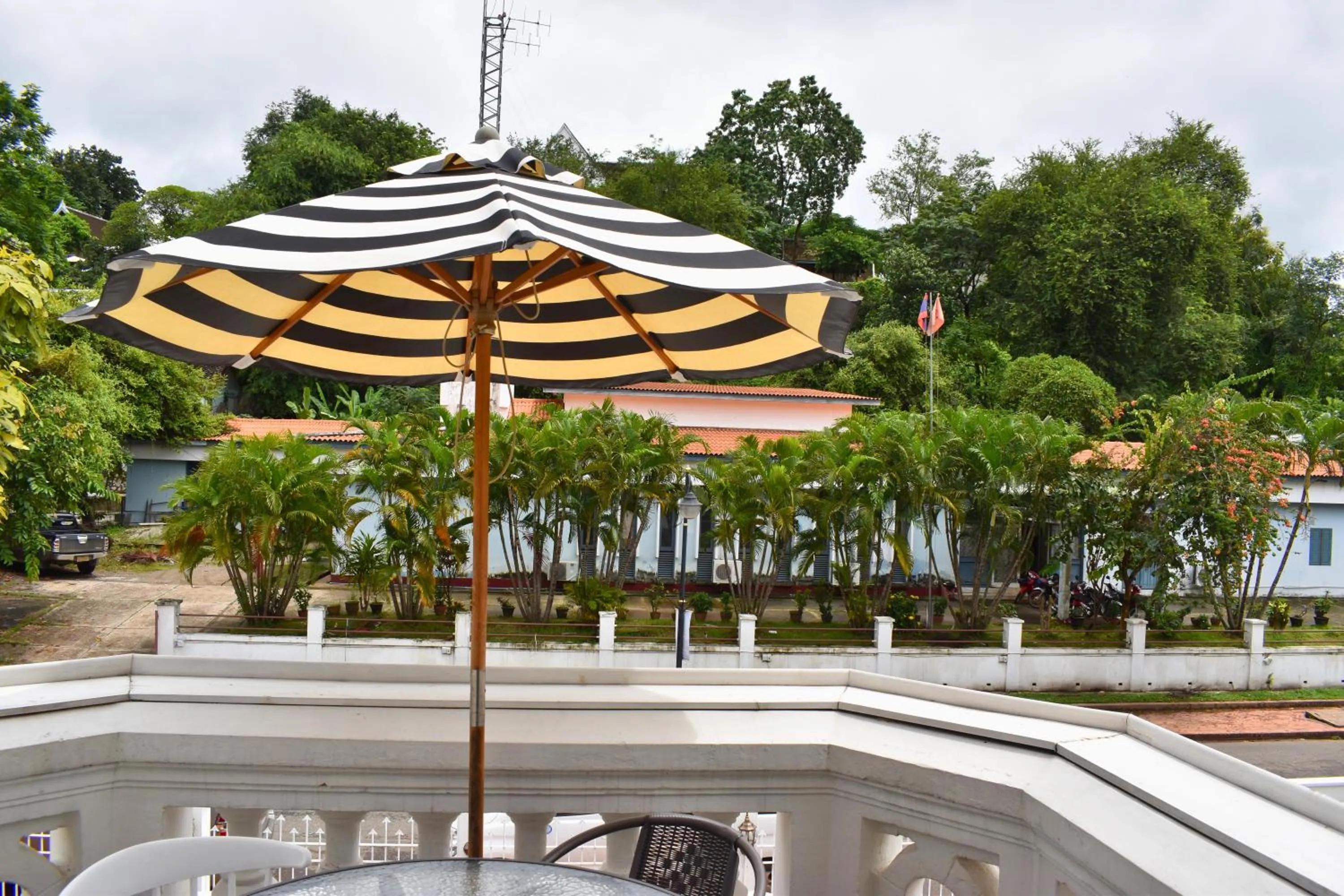 Quiet street view in Monsane villa