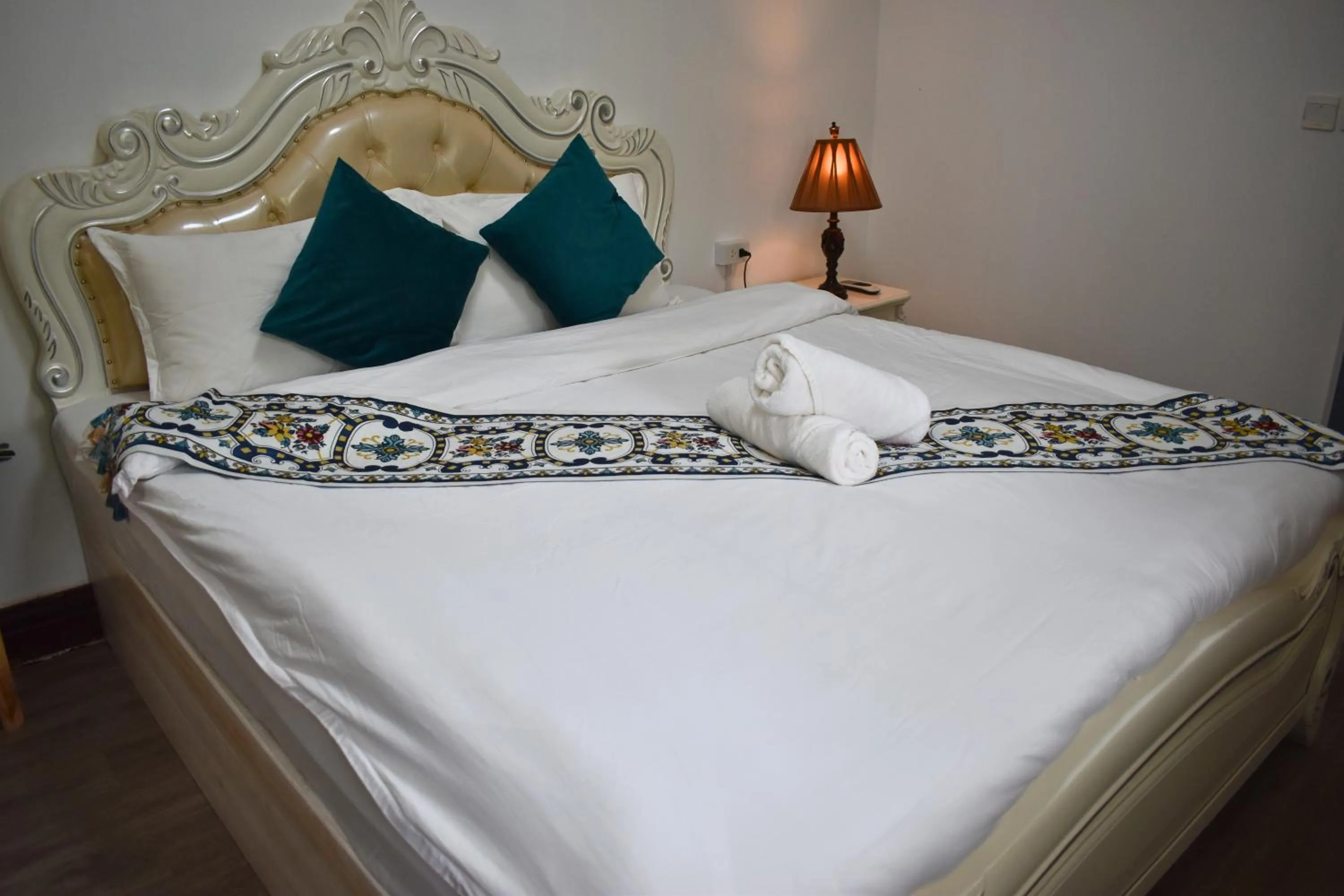 Bed in Monsane villa