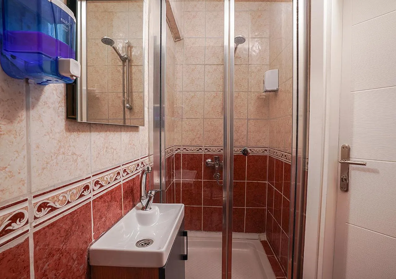 Shower in THE BEYBÛN HOTEL İstiklal Street Taksim