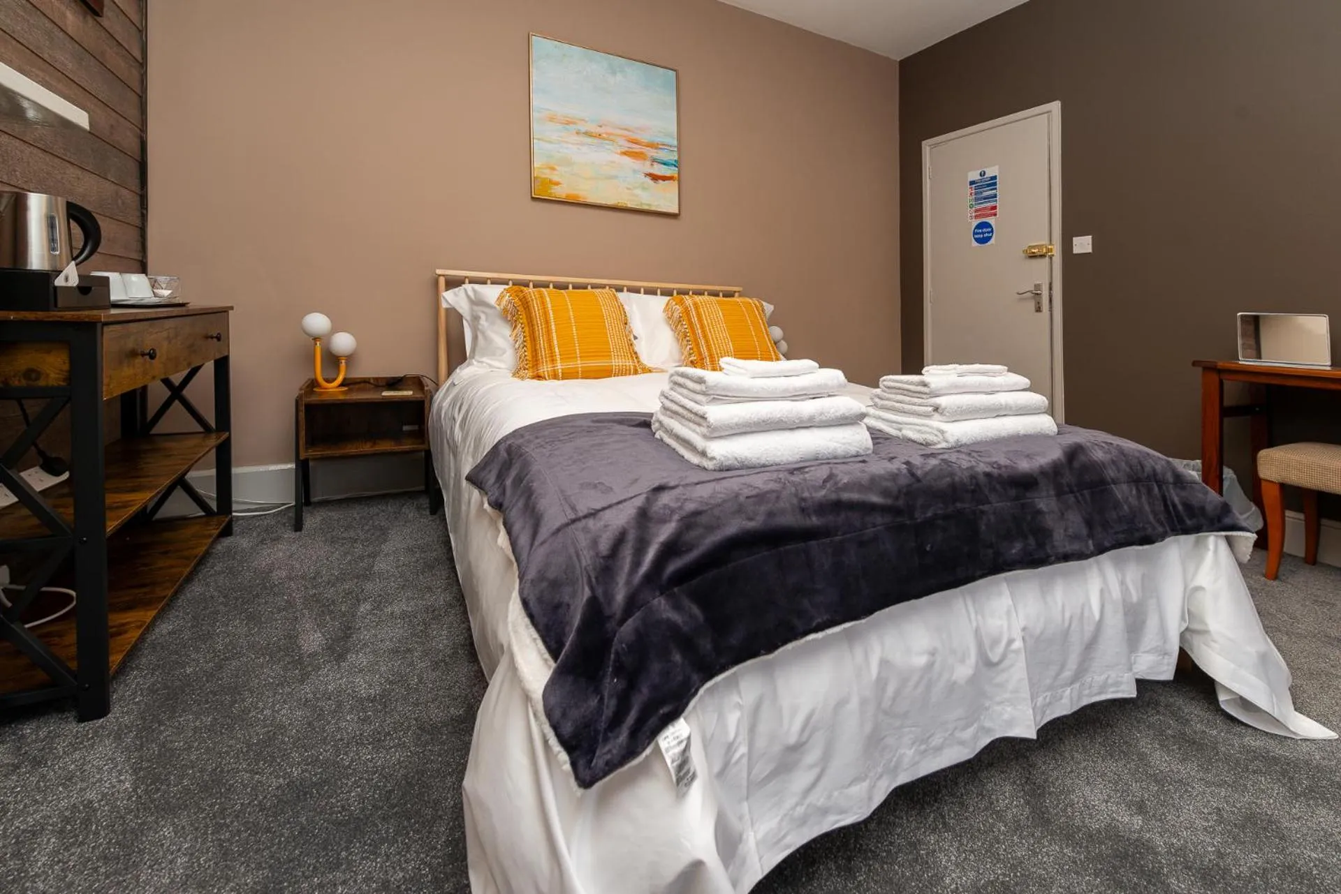 Photo of the whole room, Bed in Bosuns Chair