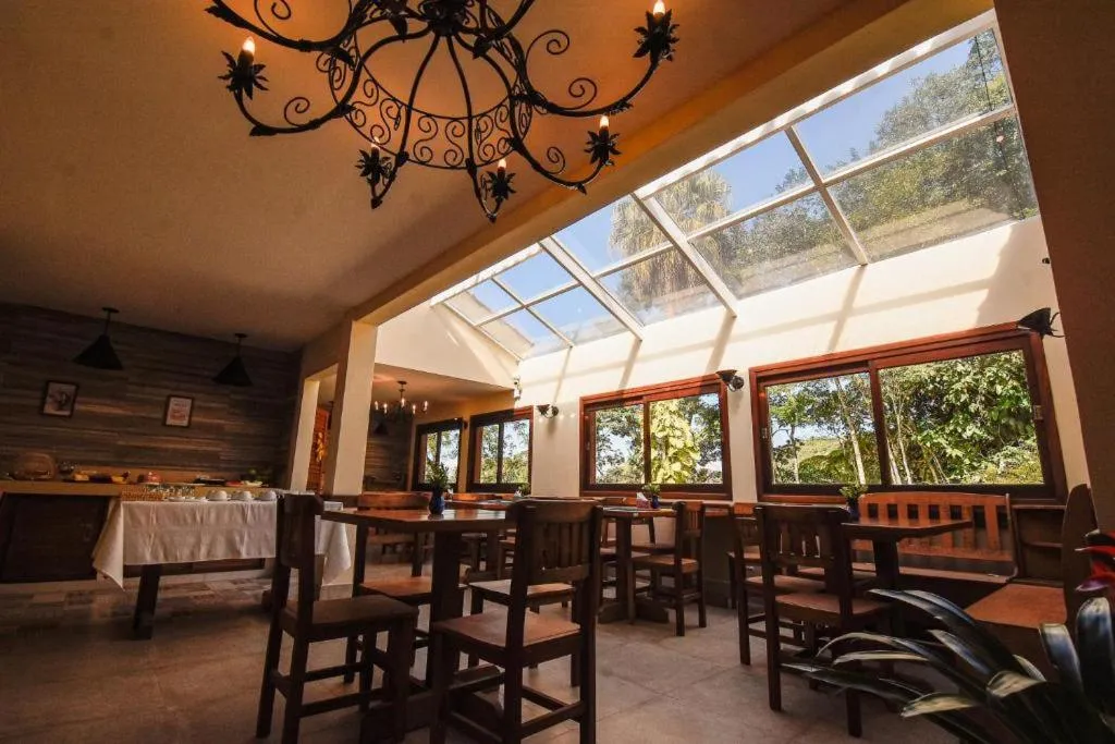 Restaurant/places to eat in Pousada Paris Hostelli