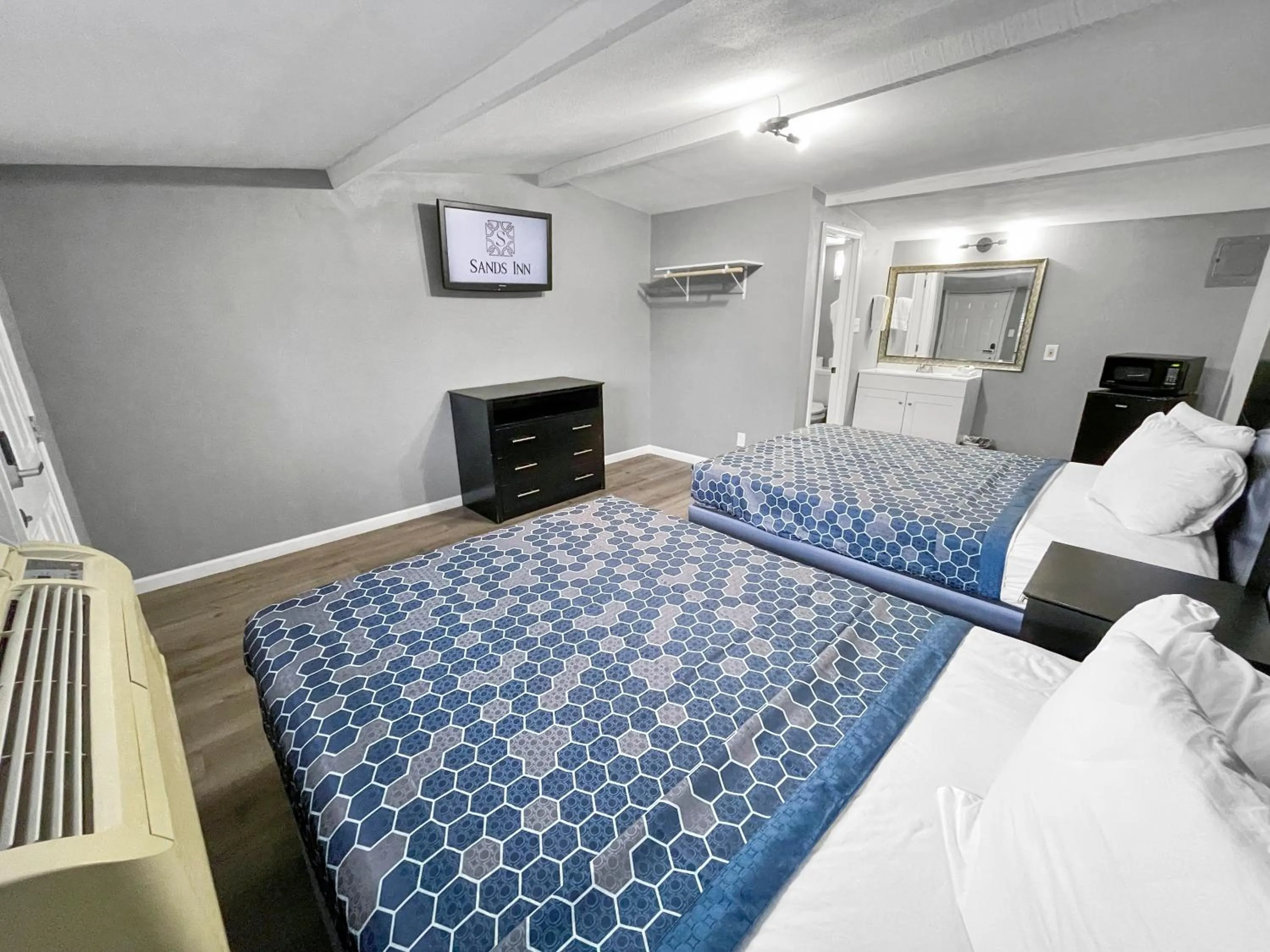 Photo of the whole room, Bed in Sands Inn