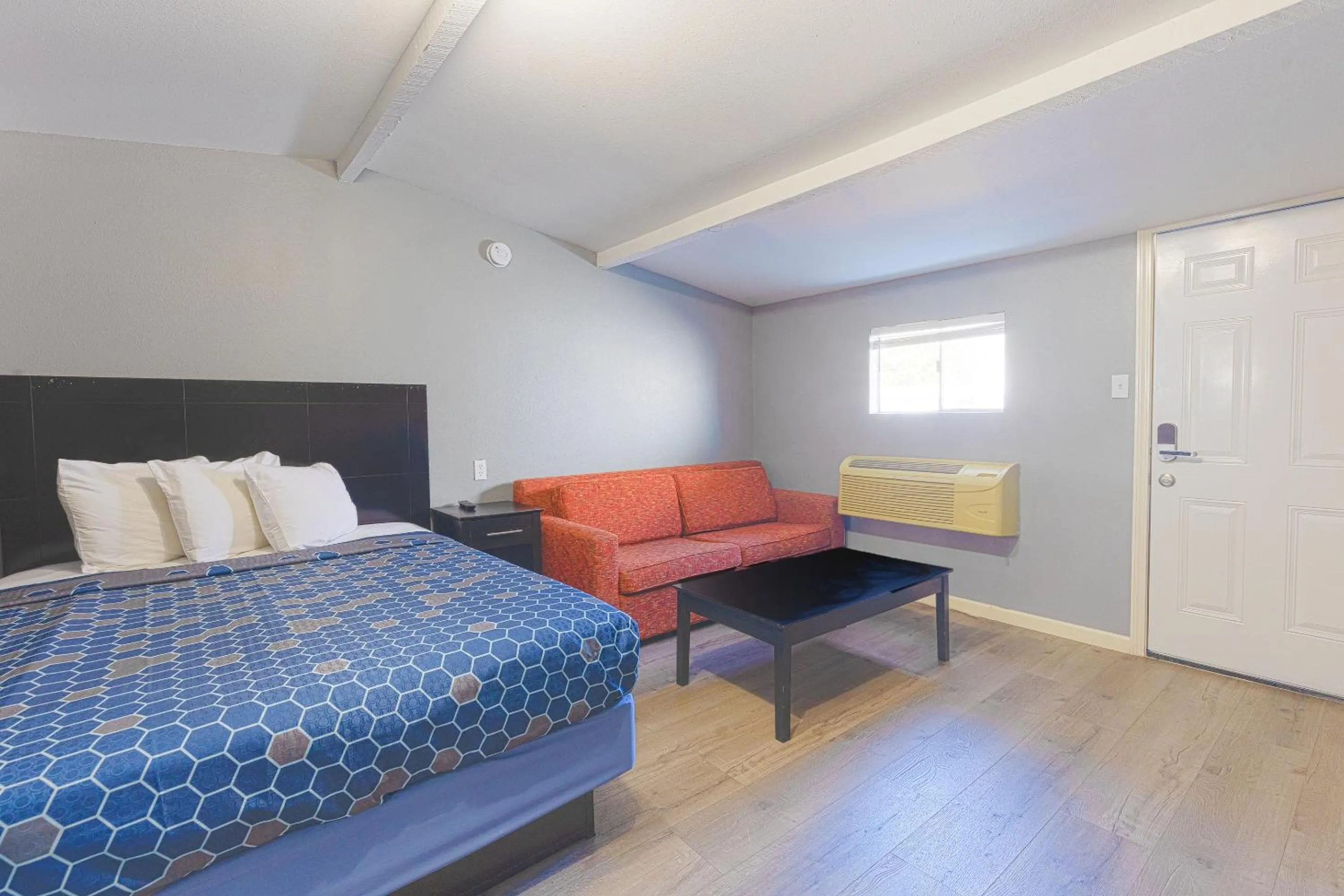 Seating area, Bed in Sands Inn