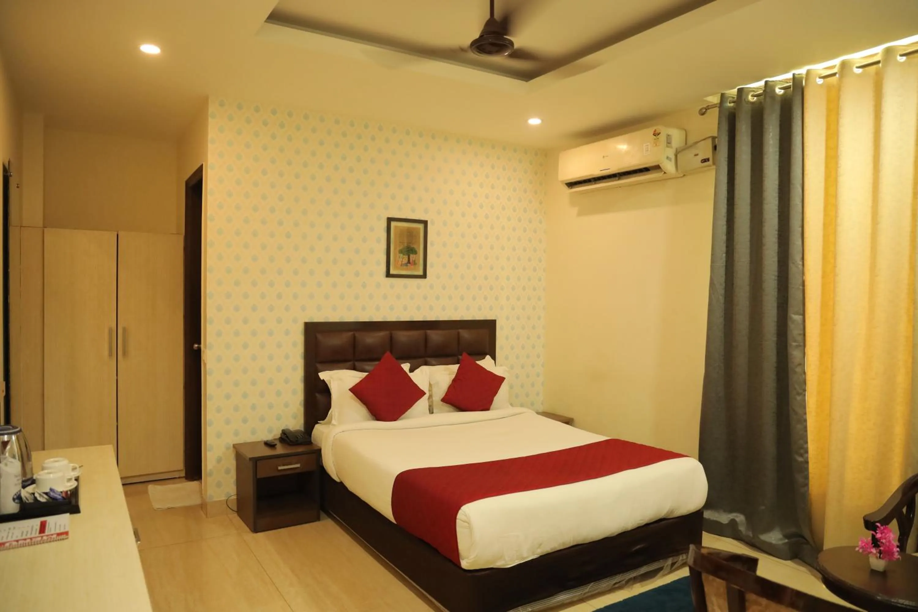 Bedroom, Bed in Hotel Nirvana Suites