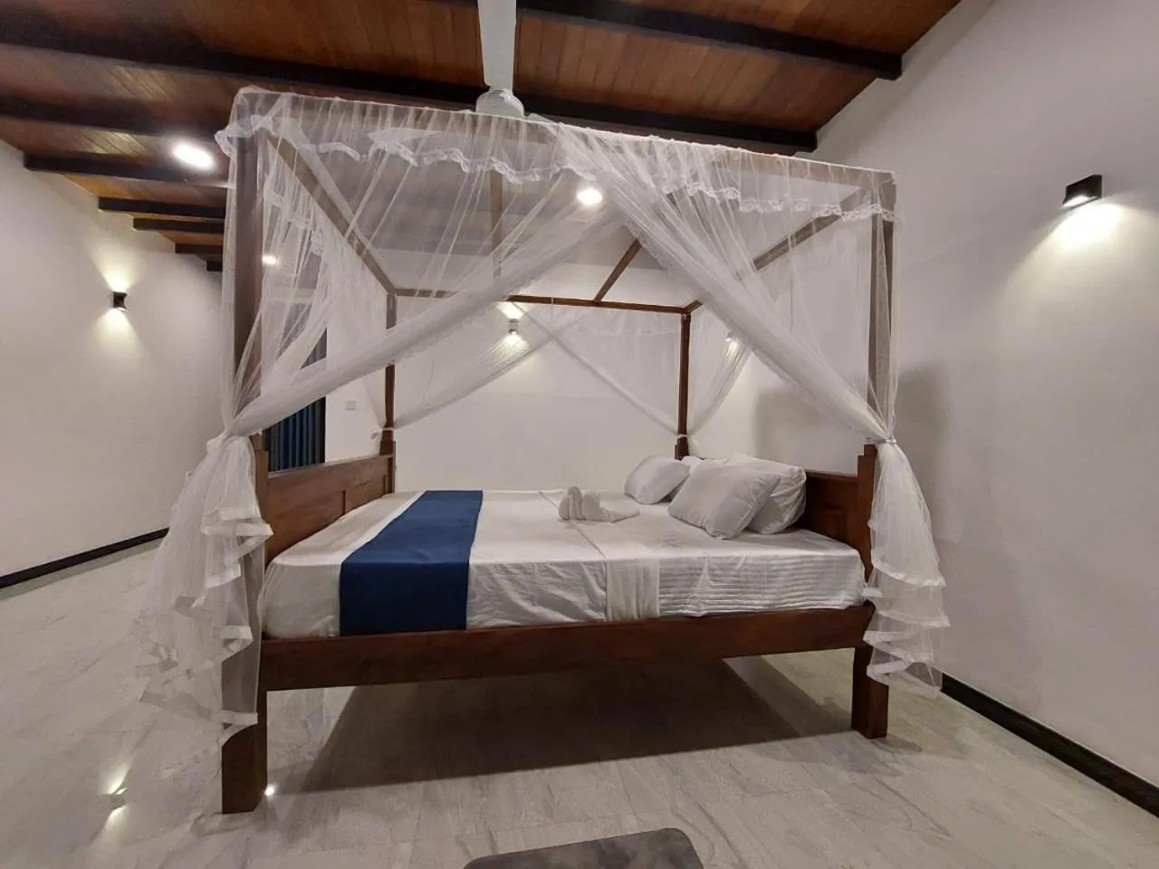 Bed in Sea Glow - Tangalle