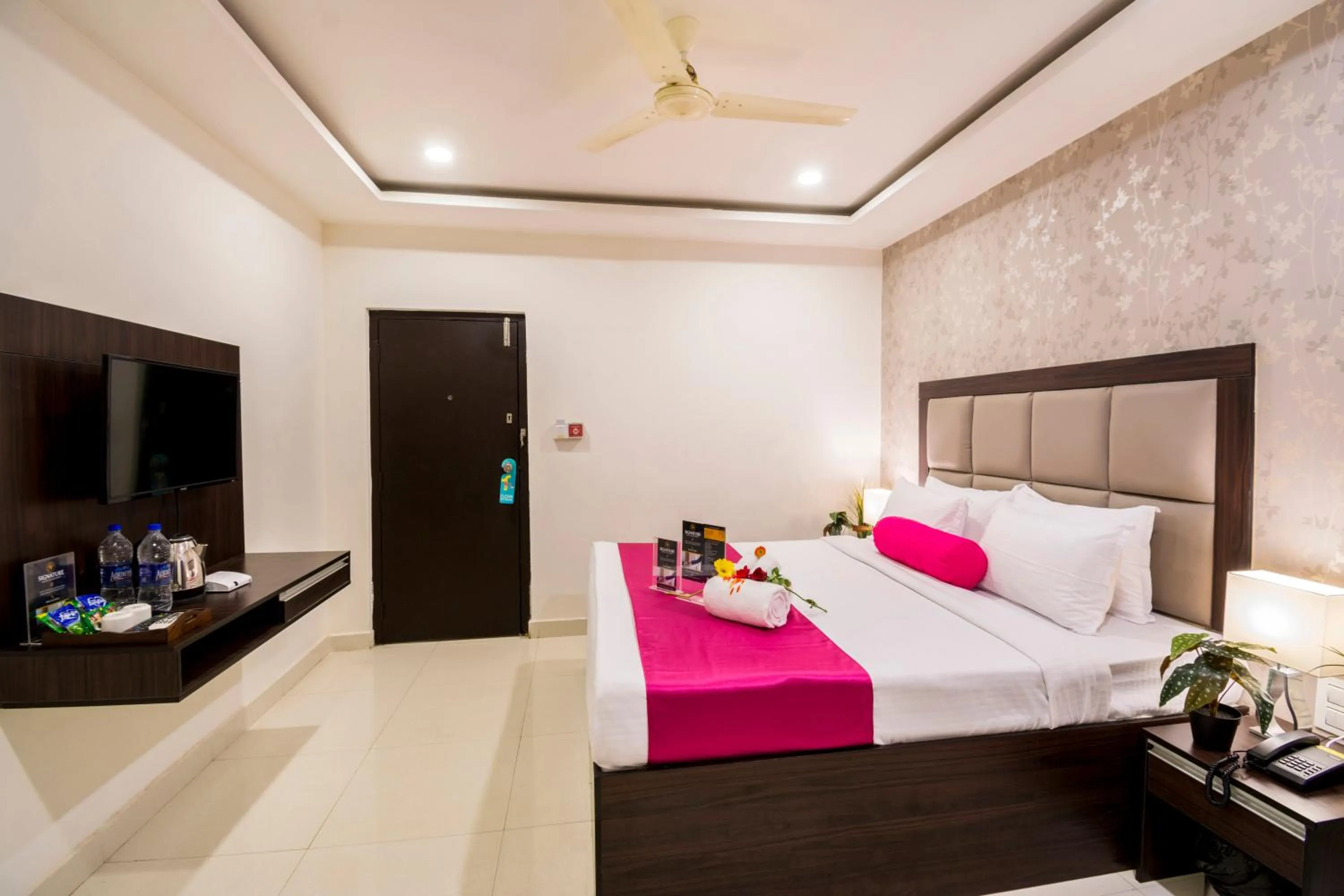 Communal lounge/ TV room, Bed in Hotel Fortune Hyderabad Airport Zone