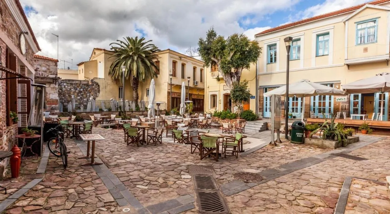 Restaurant/places to eat in Lythri Studios