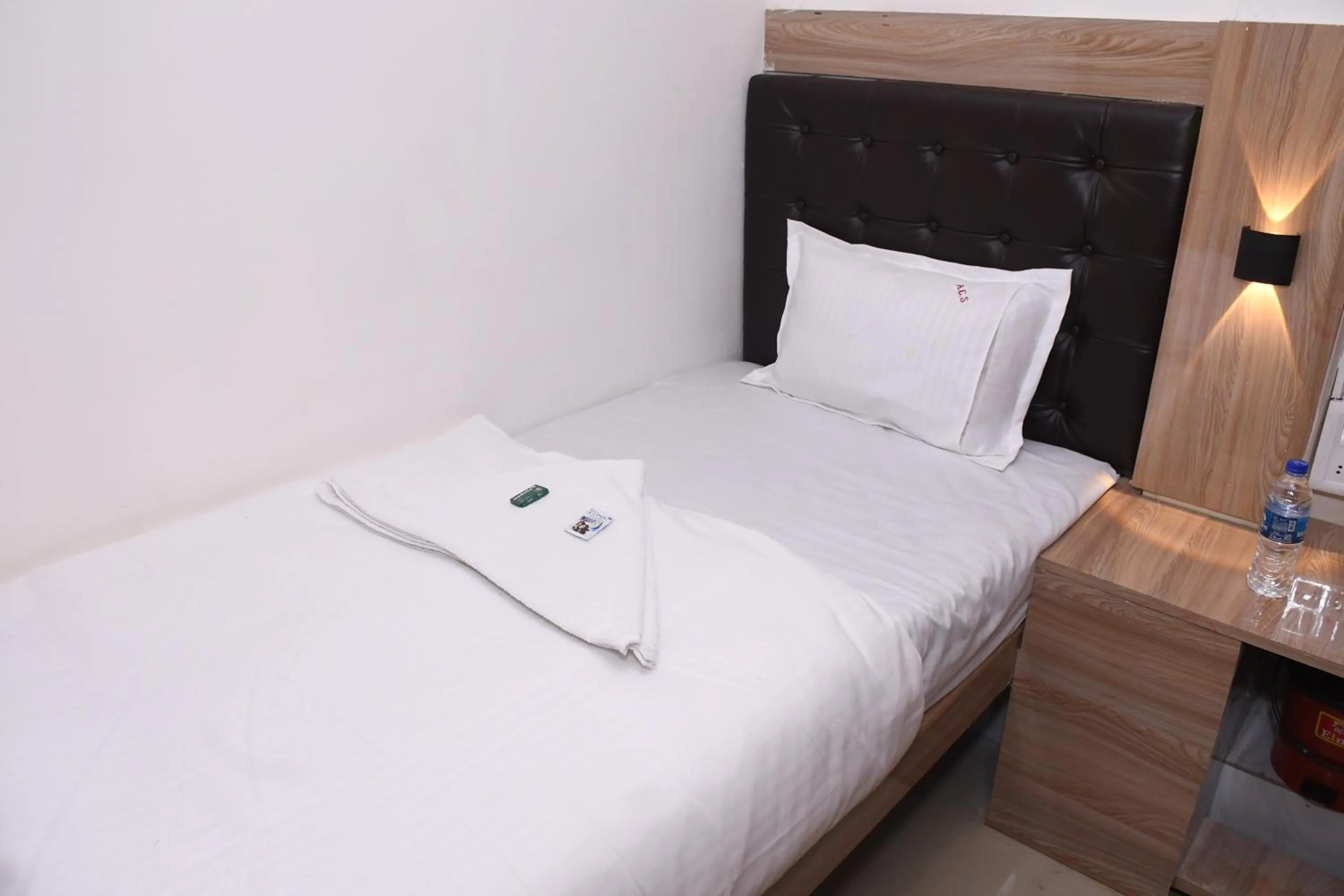 Bed in Airport Cabin Stay Mumbai Near T2