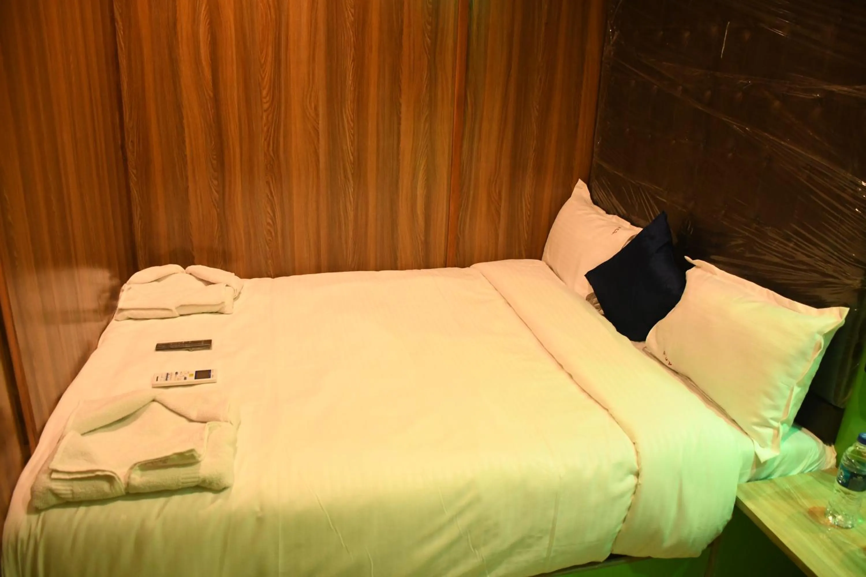 Bed in Airport Cabin Stay Mumbai Near T2