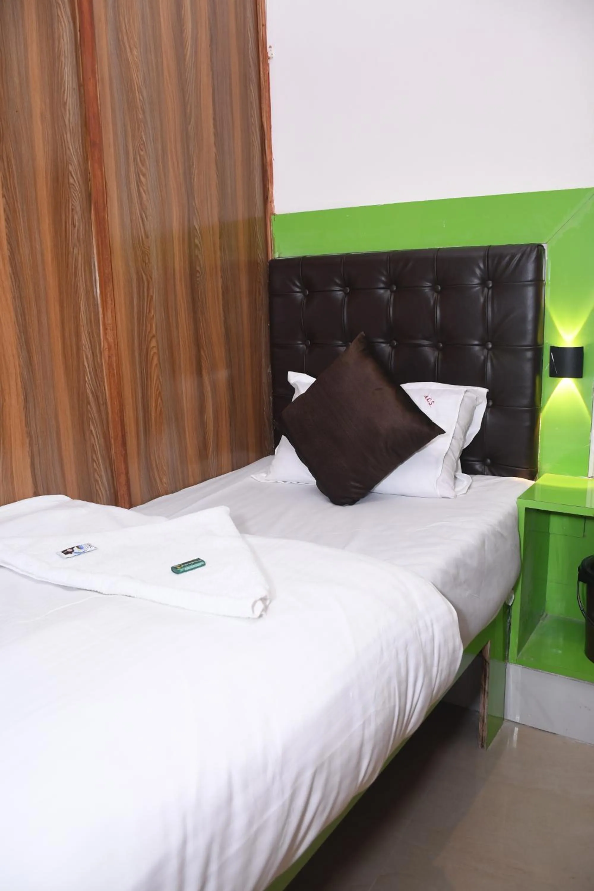 Bedroom, Bed in Airport Cabin Stay Mumbai Near T2