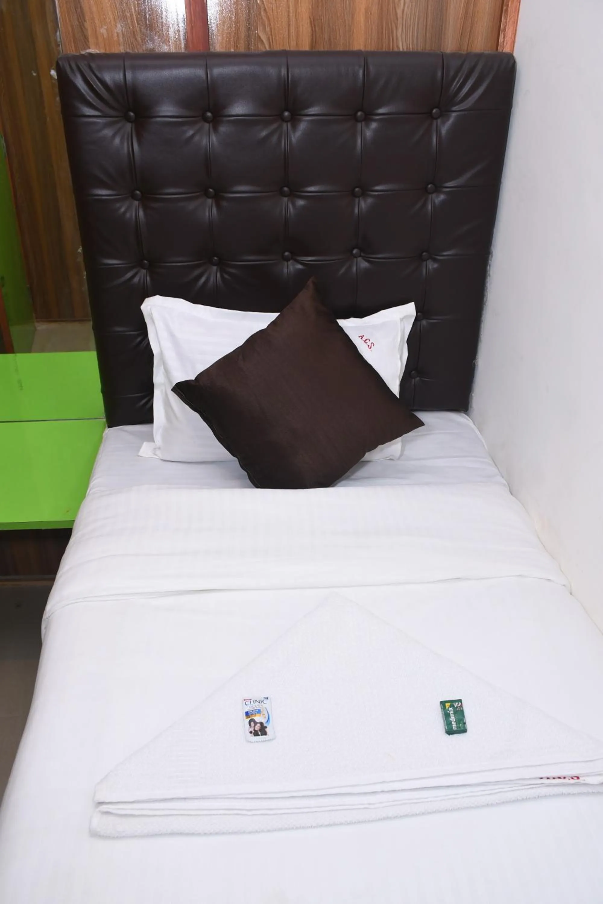 Bed in Airport Cabin Stay Mumbai Near T2