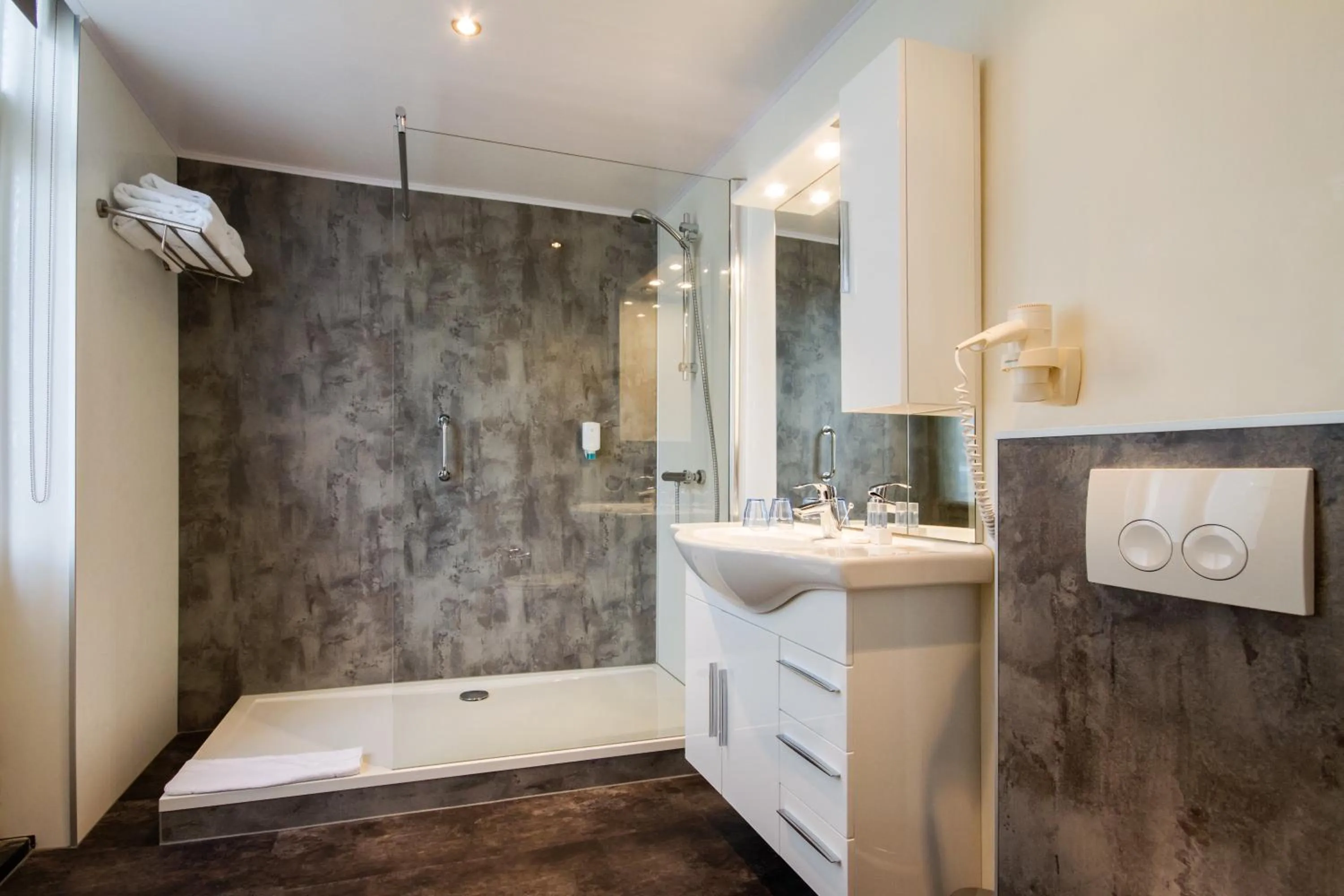 Shower in Grand Hotel Monopole