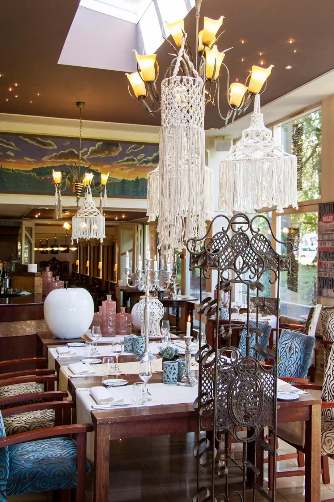 Restaurant/places to eat in Grand Hotel Monopole