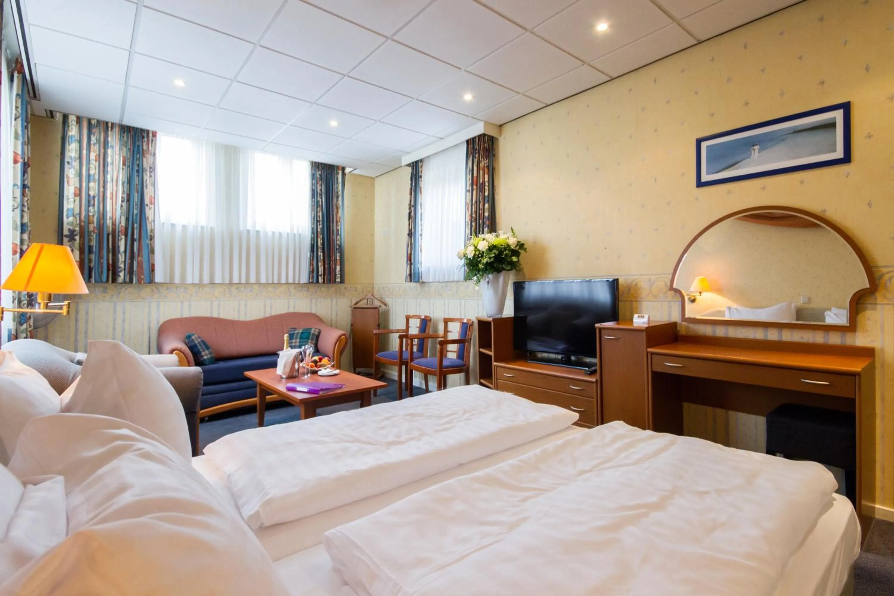 Seating area, Bed in Grand Hotel Monopole