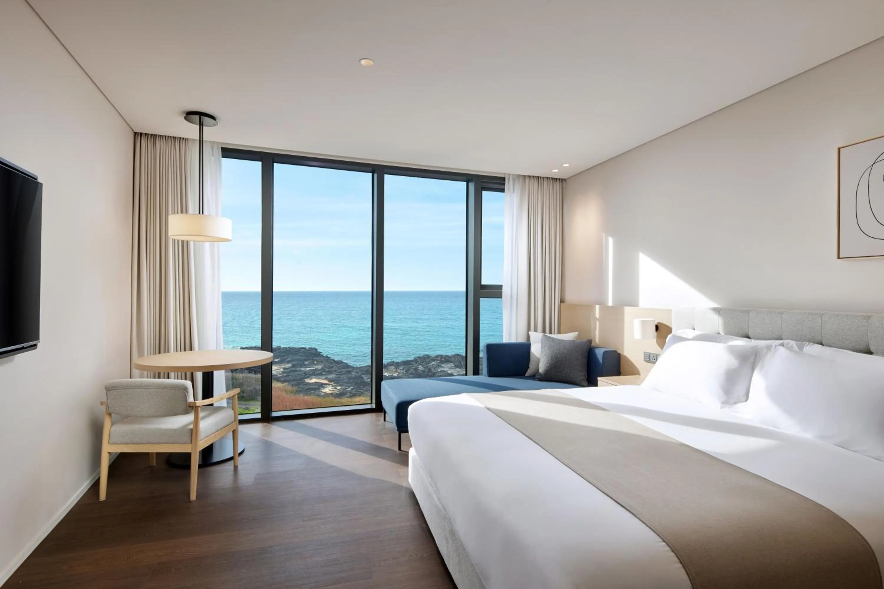 Bed in Shilla Stay Plus Iho Tewoo Ocean Front