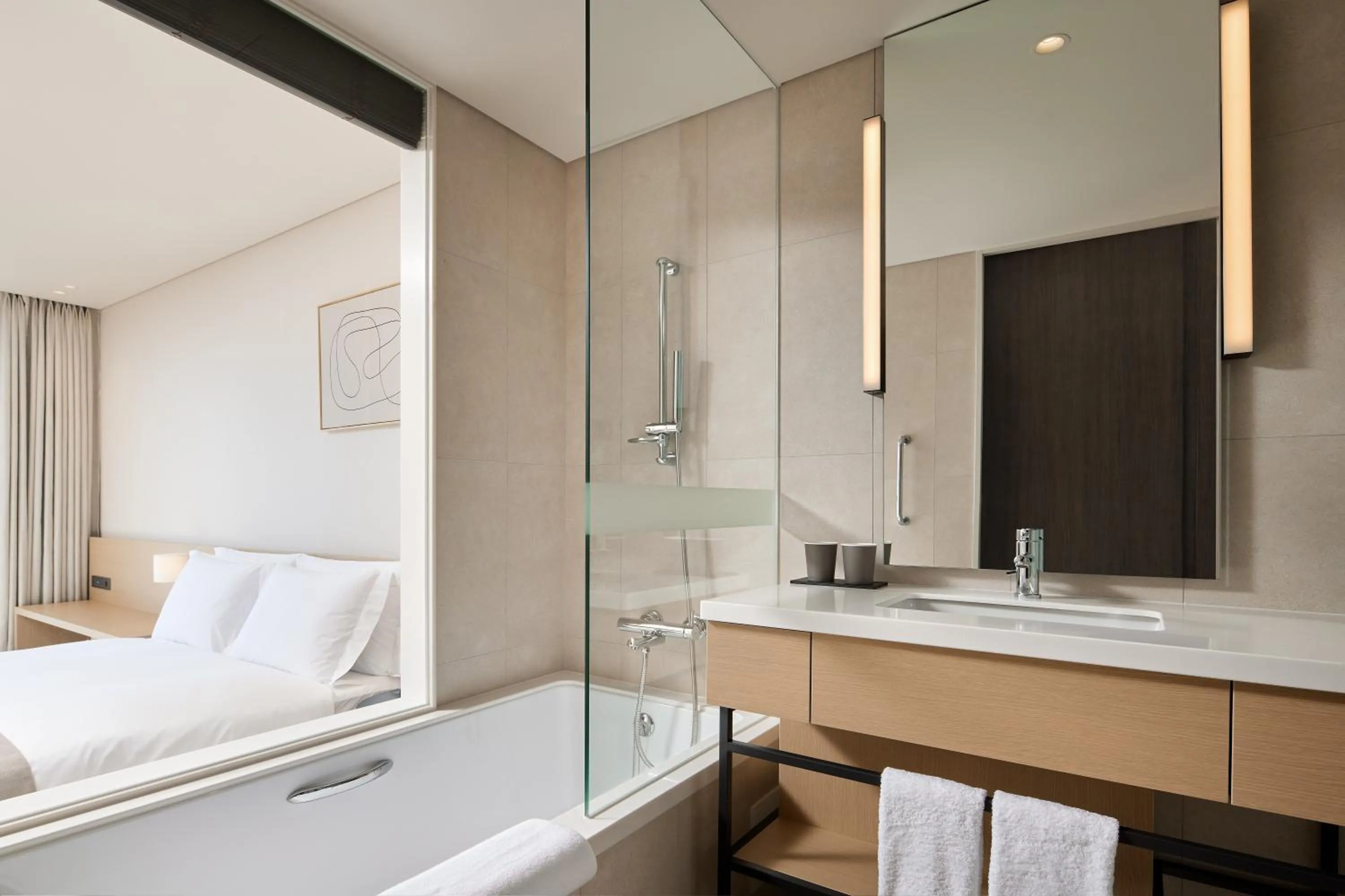 Bath, Bed in Shilla Stay Plus Iho Tewoo Ocean Front