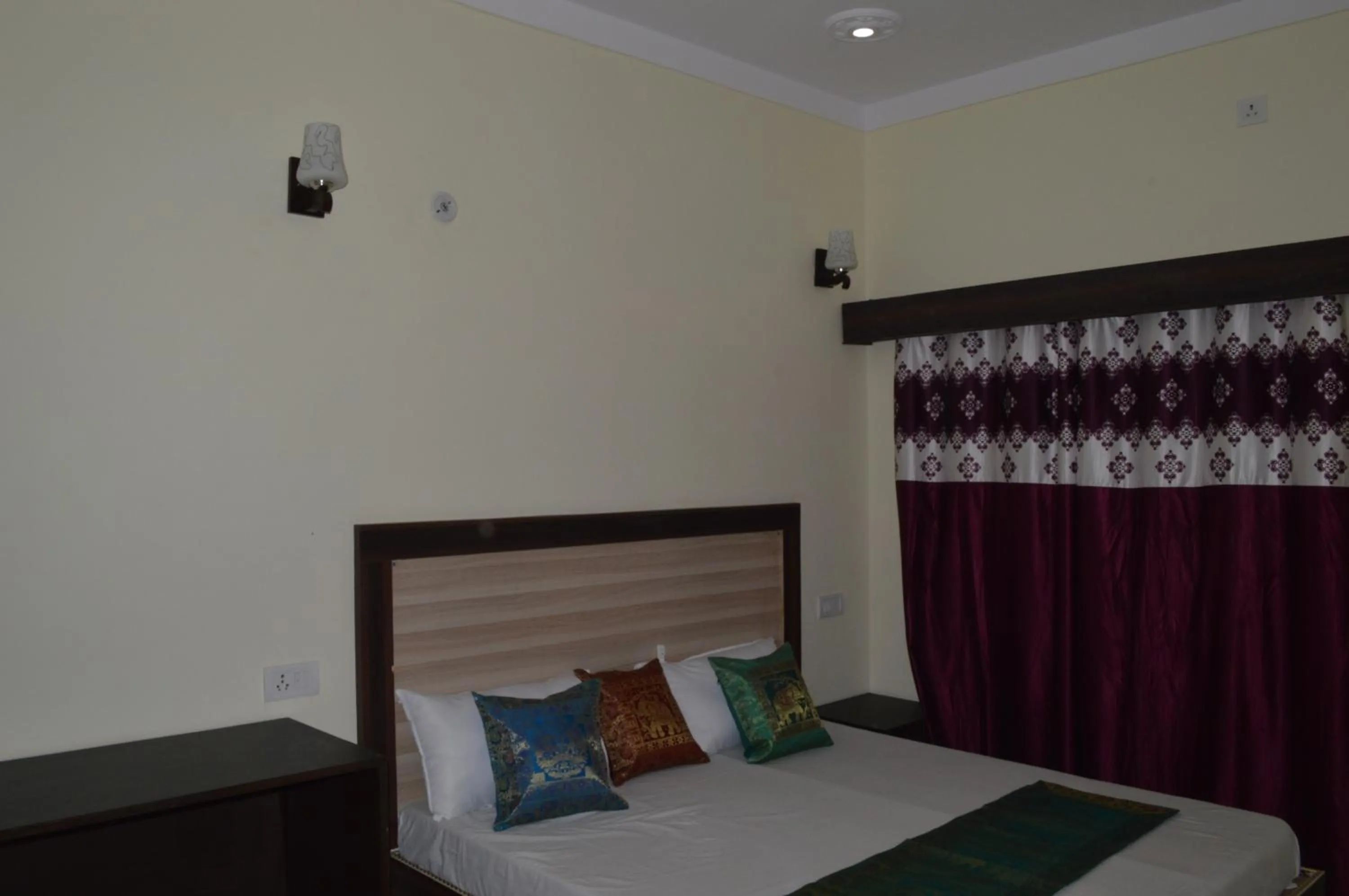 Bed in Hotel Plaza_Khajuraho