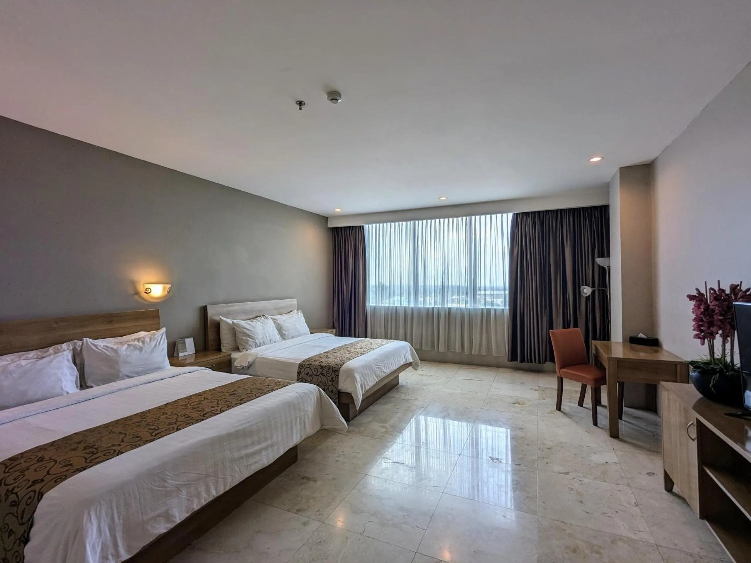 Photo of the whole room in Grand Zuri Pematangsiantar