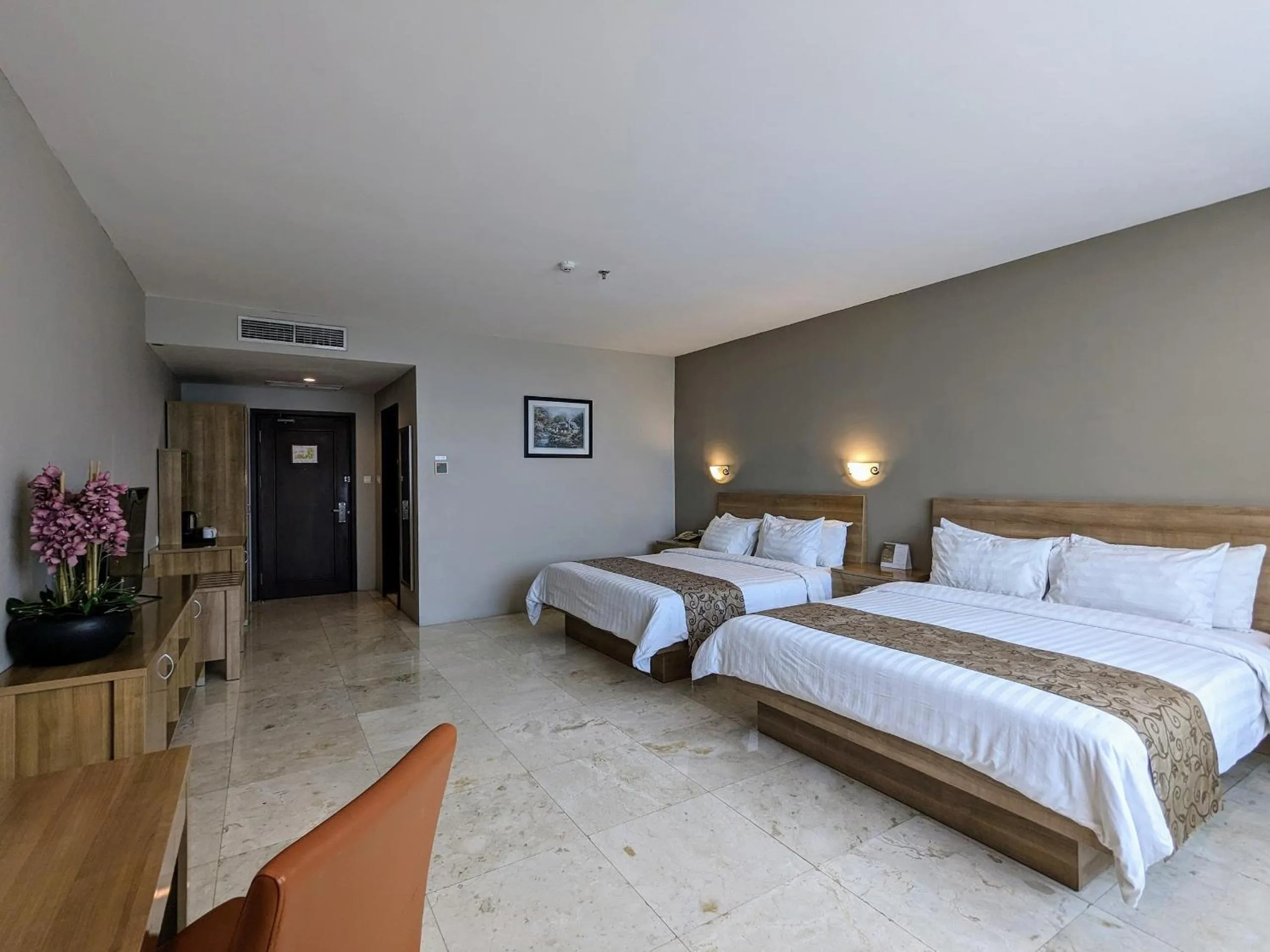 Photo of the whole room in Grand Zuri Pematangsiantar