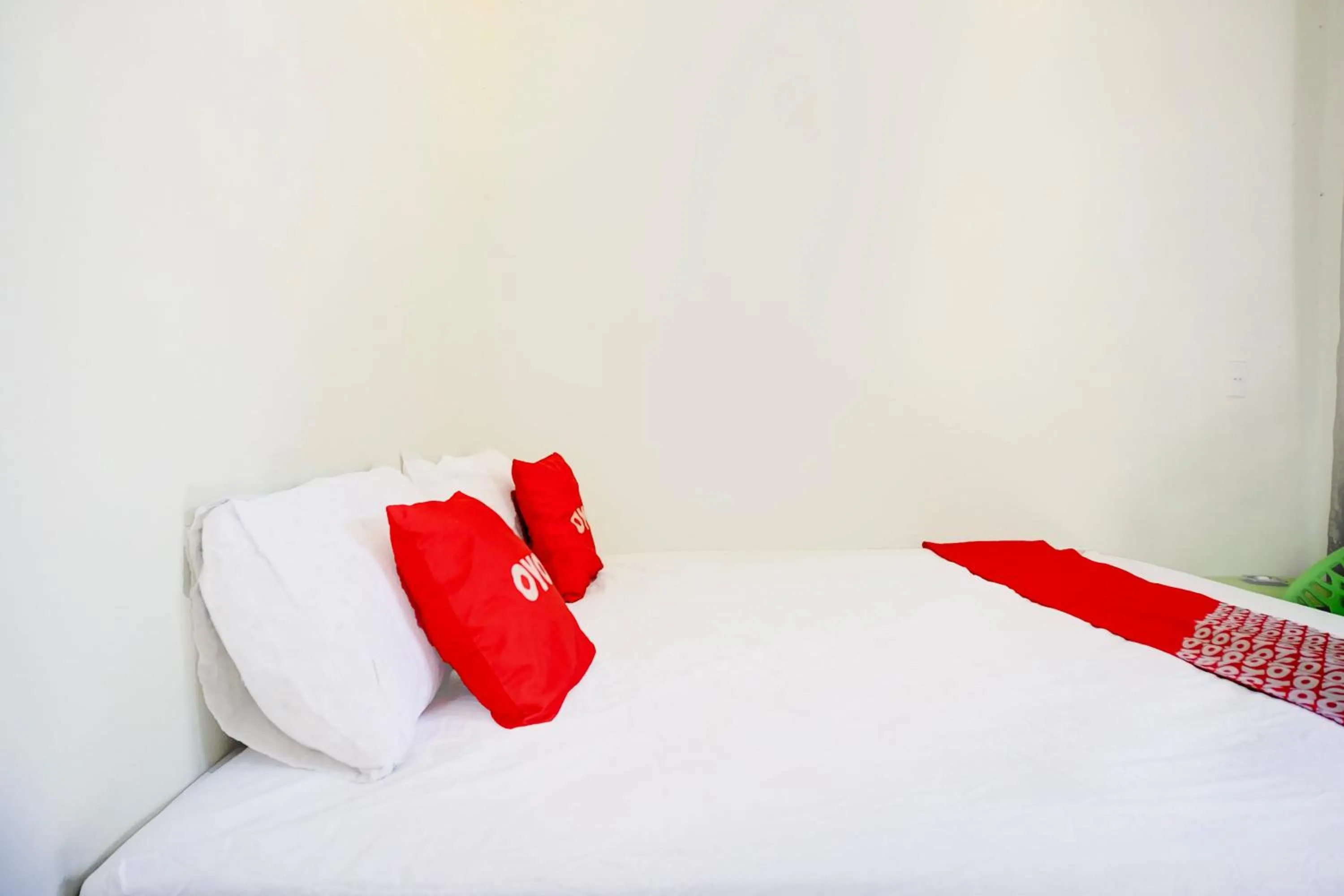 Bedroom, Bed in Hotel O Sejolie Sibayak