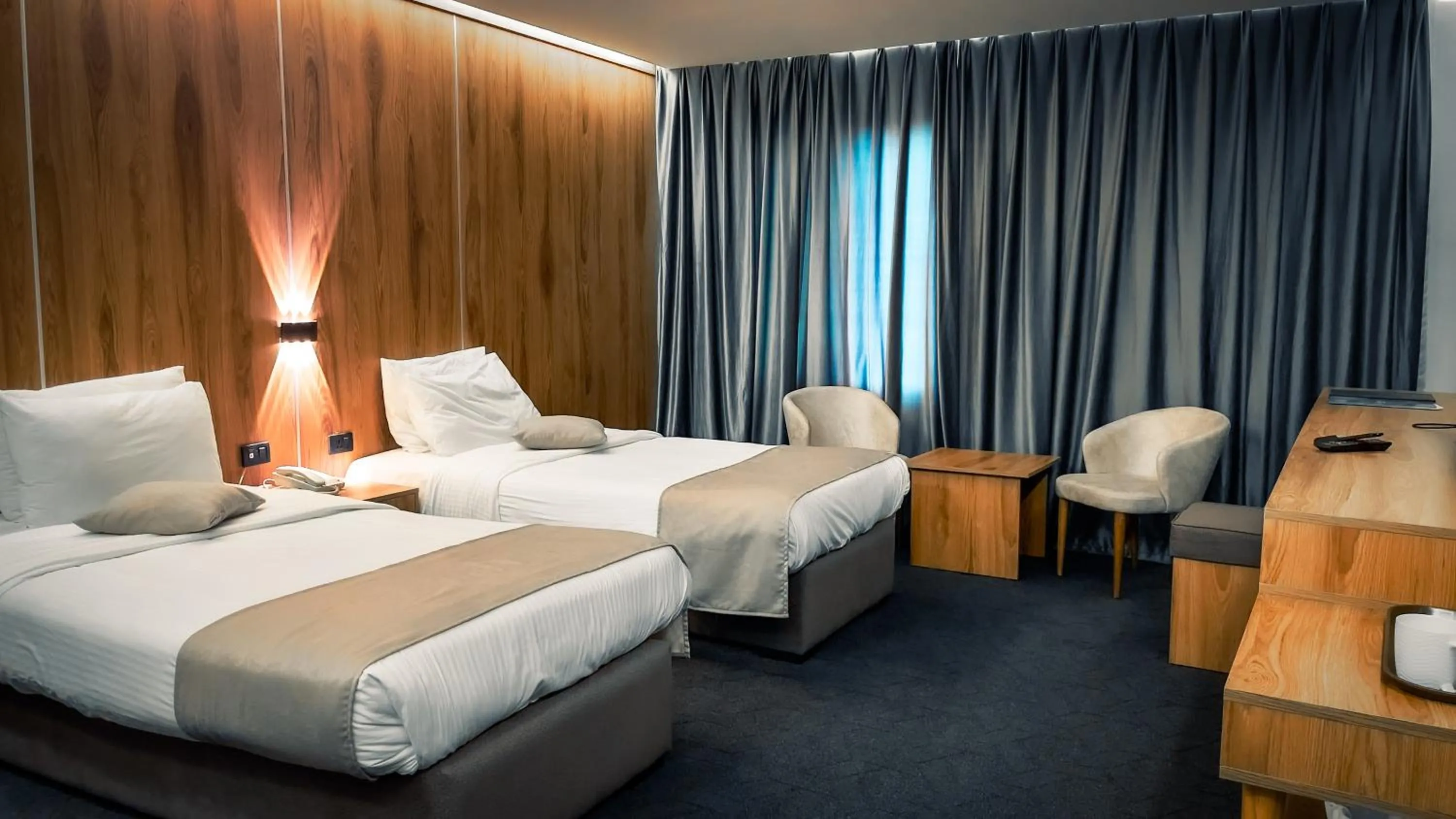 Bedroom, Bed in Sandy palace Hotel