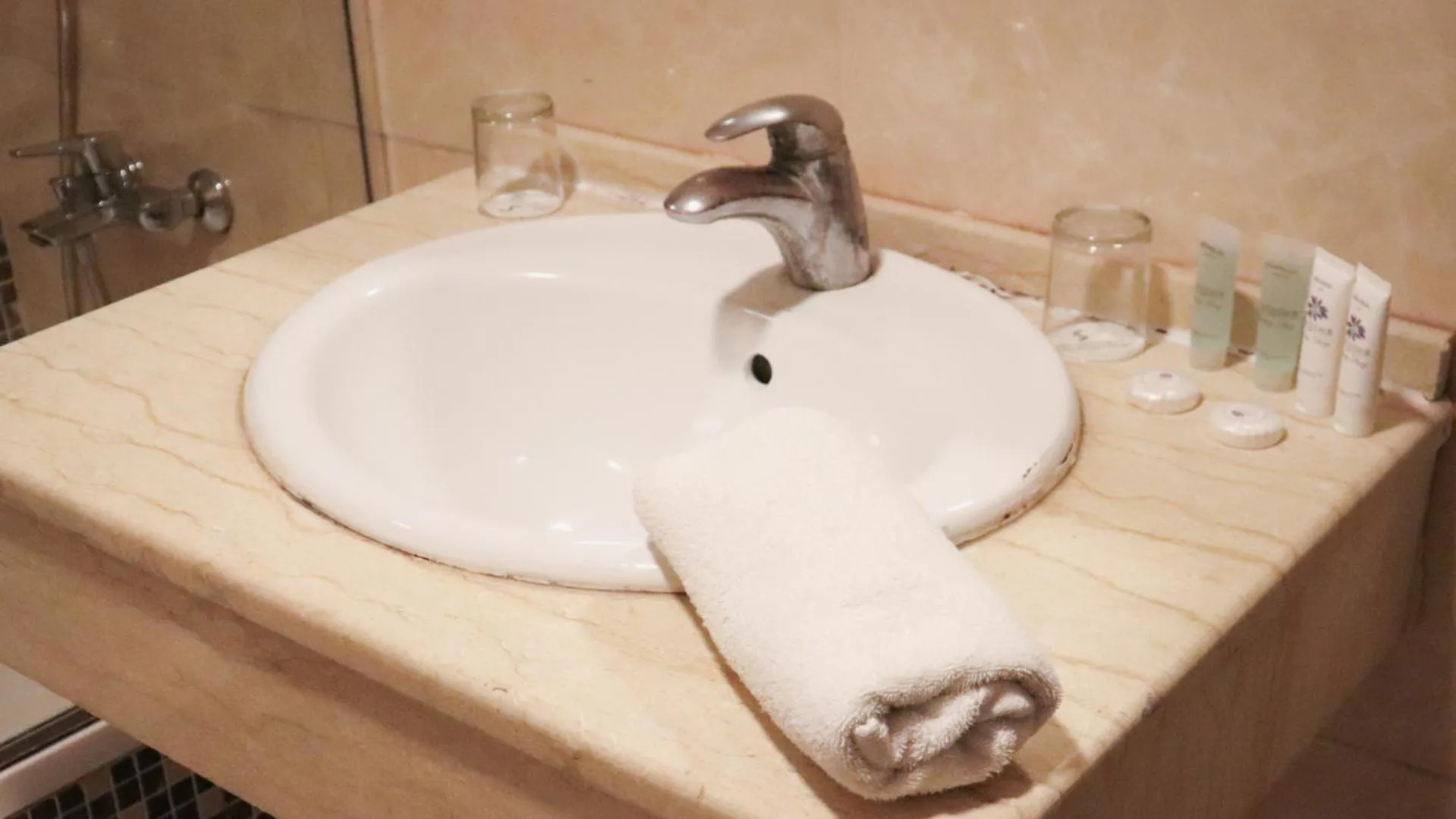 Bathroom in Sandy palace Hotel