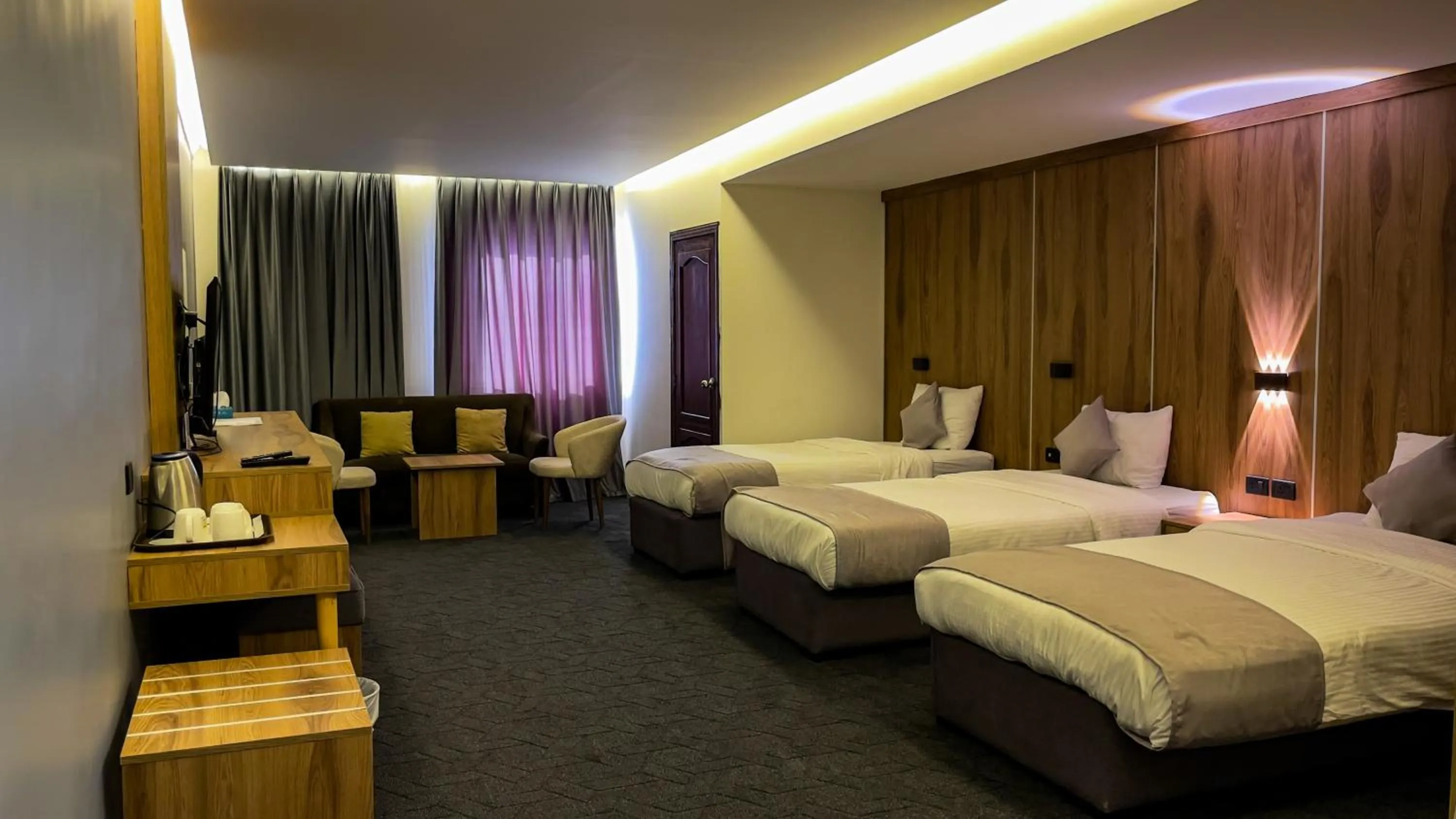 Bedroom, Bed in Sandy palace Hotel