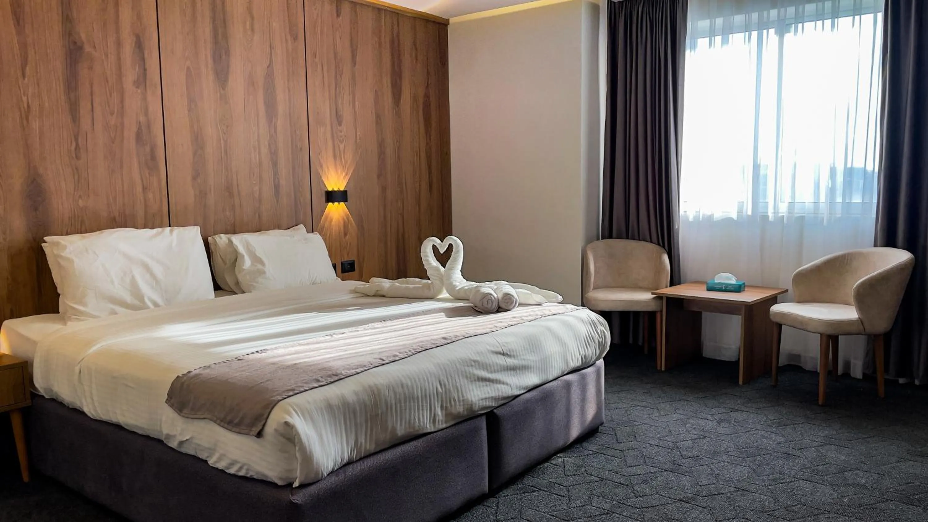 Bedroom, Bed in Sandy palace Hotel