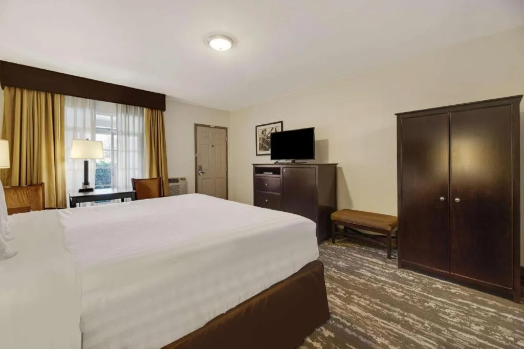 Bed in Best Western Frontier Motel