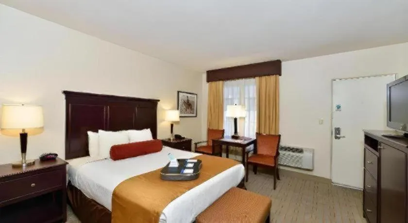 Bed in Best Western Frontier Motel