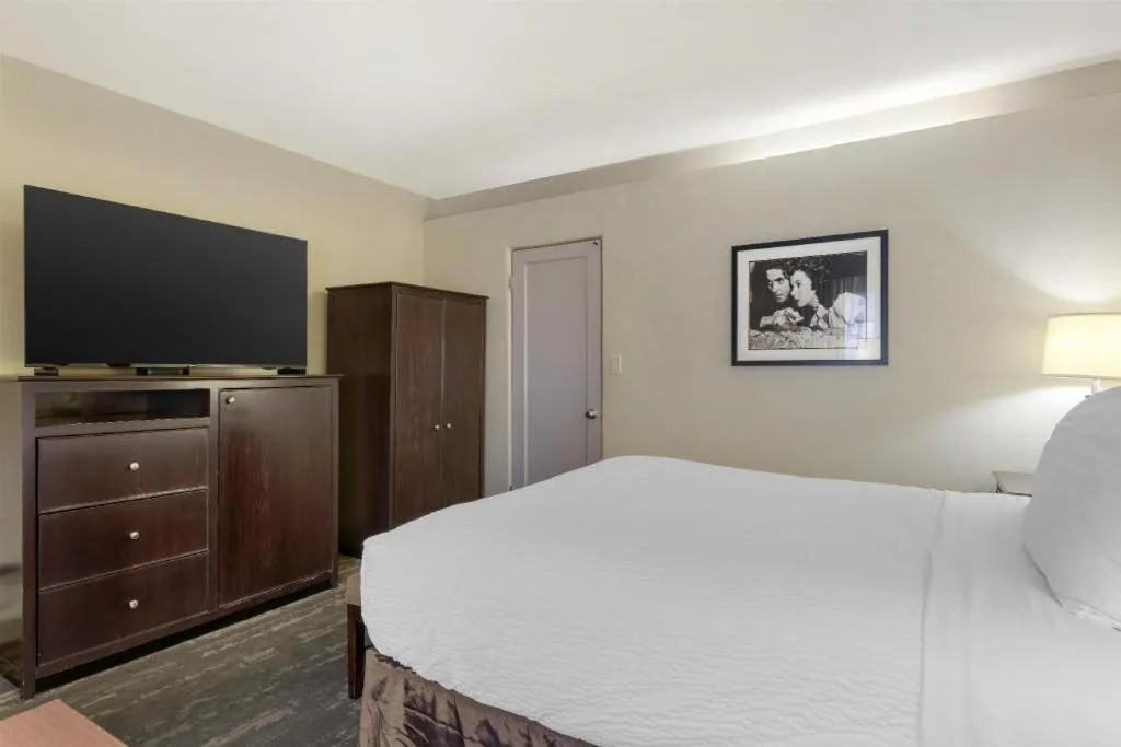 Bed in Best Western Frontier Motel